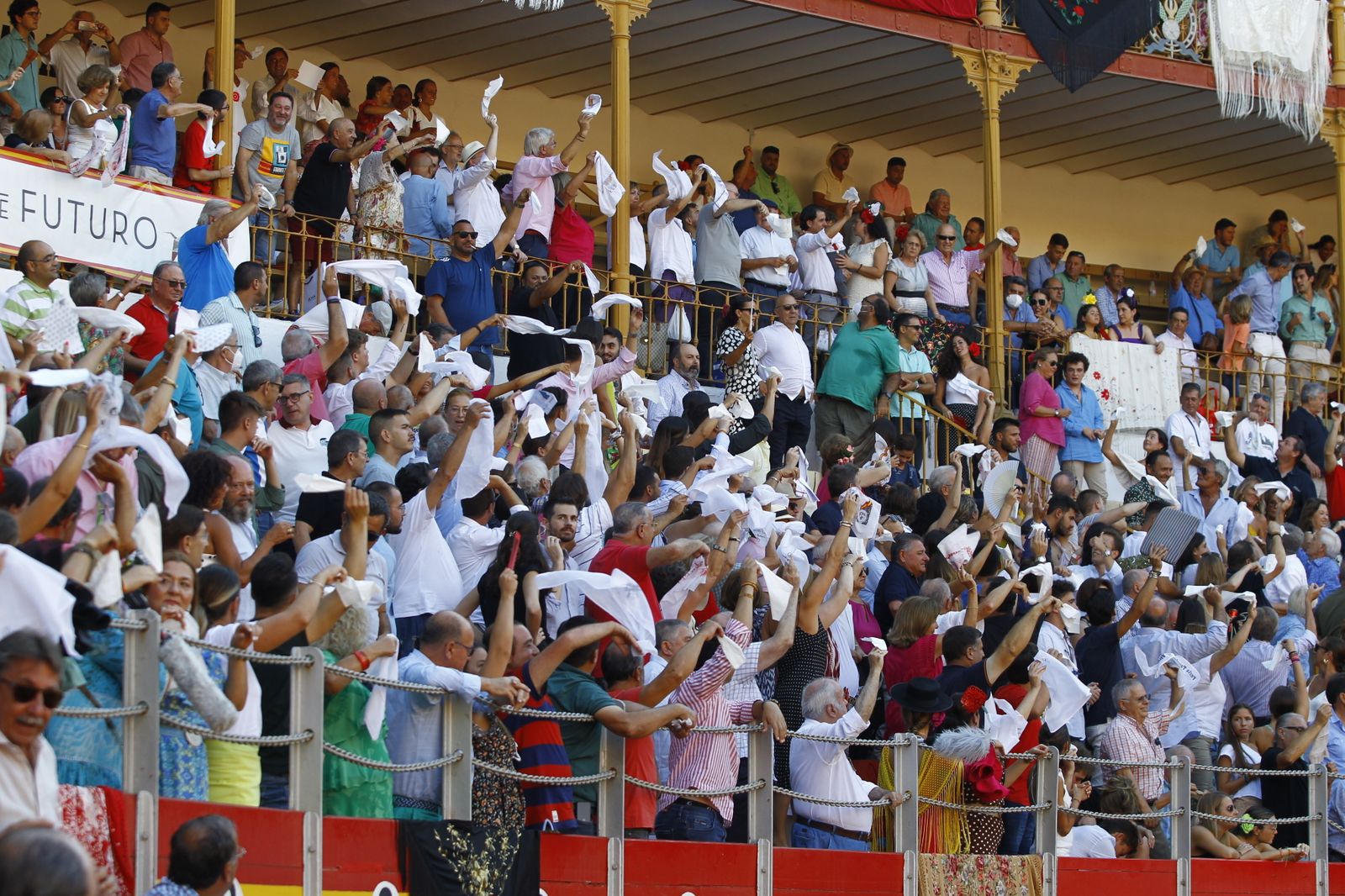 Imágenes del ambiente de la corrida de toros de la Feria de Almería