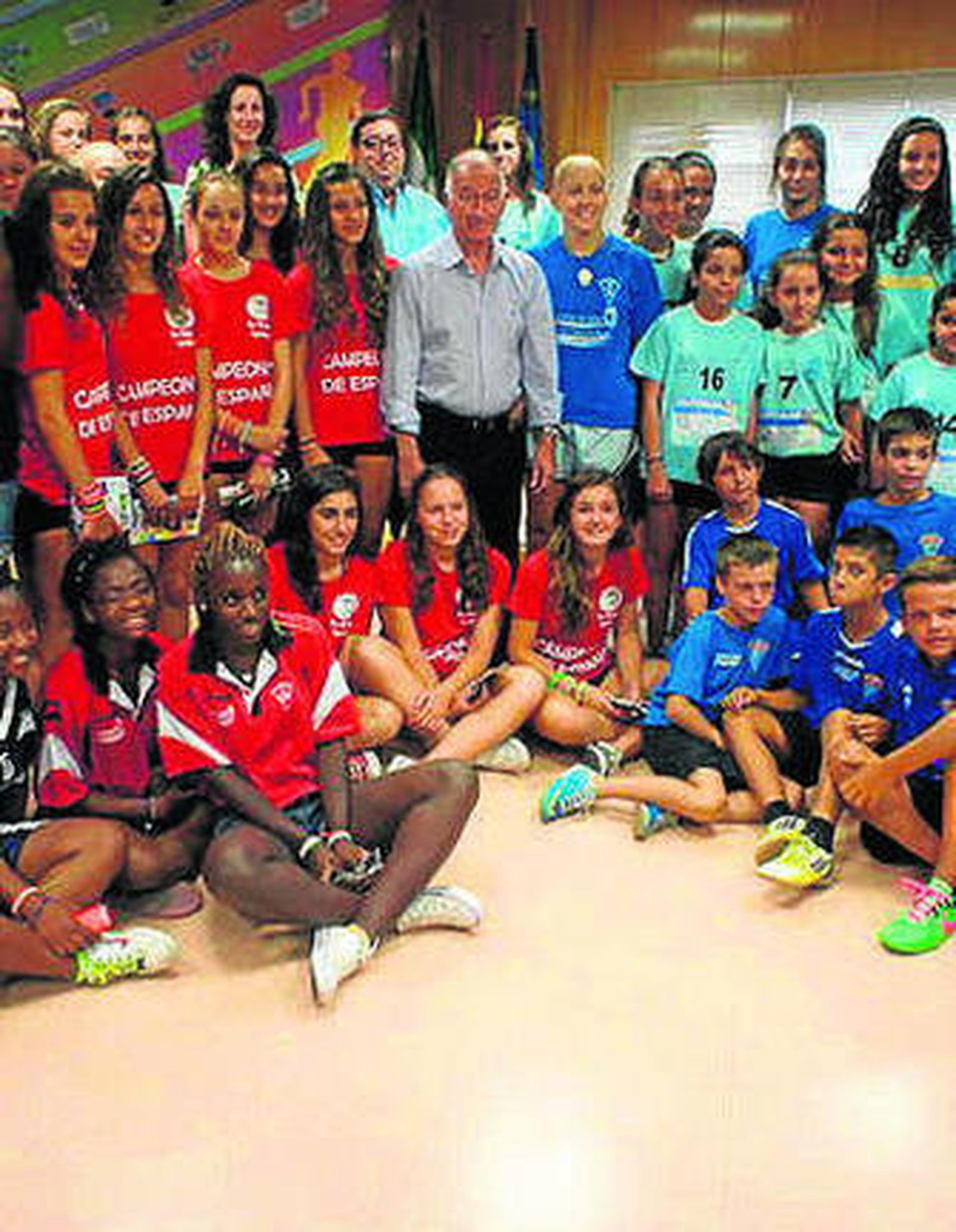 Amat y jóvenes deportistas.