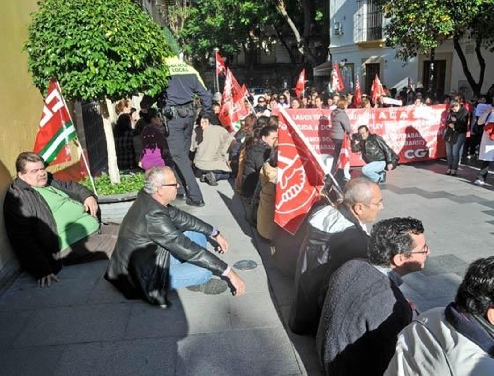 La Policía Local frena el intento de las trabajadoras de Acasa y Limasa de tomar el Consistorio si bien lograron ocupar la sede del grupo municipal del PSOE más tarde

Foto: Manuel Aranda