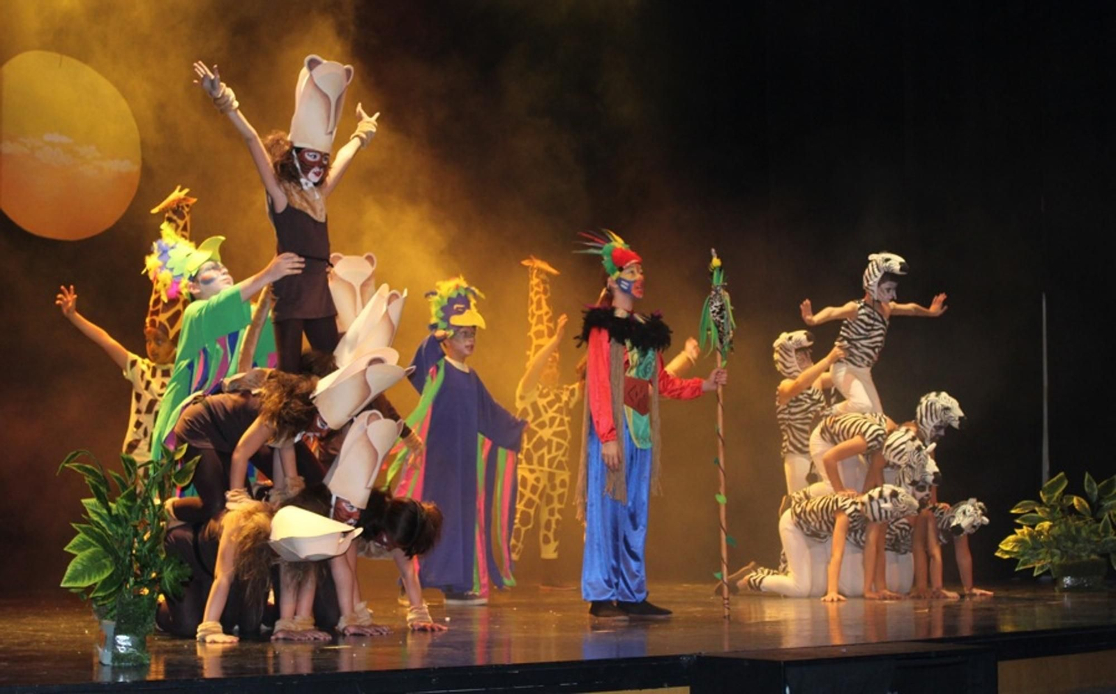 Dos funciones y dos éxitos del Musical 'El Rey León', que estuvo dirigido por los profesores del centro Zenobia de Moguer Miguel López, Belli Fernández, Rocío Torralbo y María Domínguez. Con pocos recursos dieron rienda suelta a la imaginación para que todos pudieran disfrutar de estas jornadas en el Felipe Godínez.