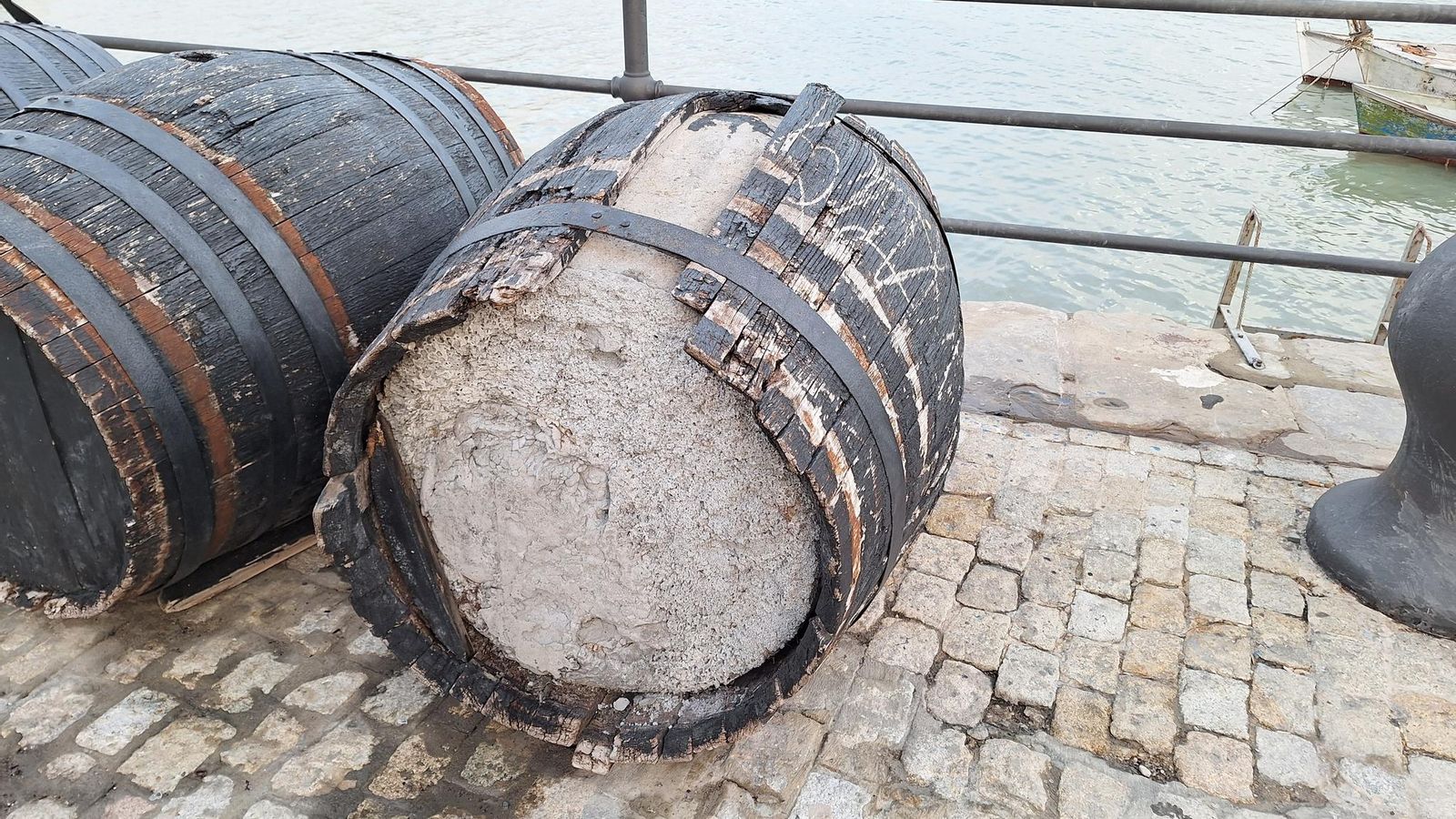 Estado de las botas de vino del espacio expositivo del muelle del Parque.