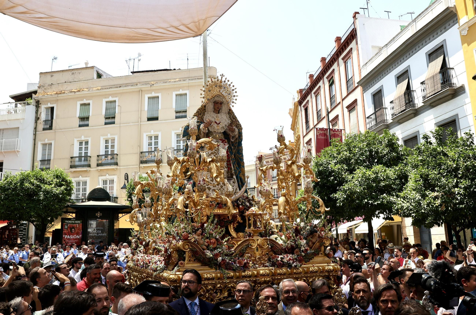 Las imágenes del traslado de la Virgen del Rocío al Salvador