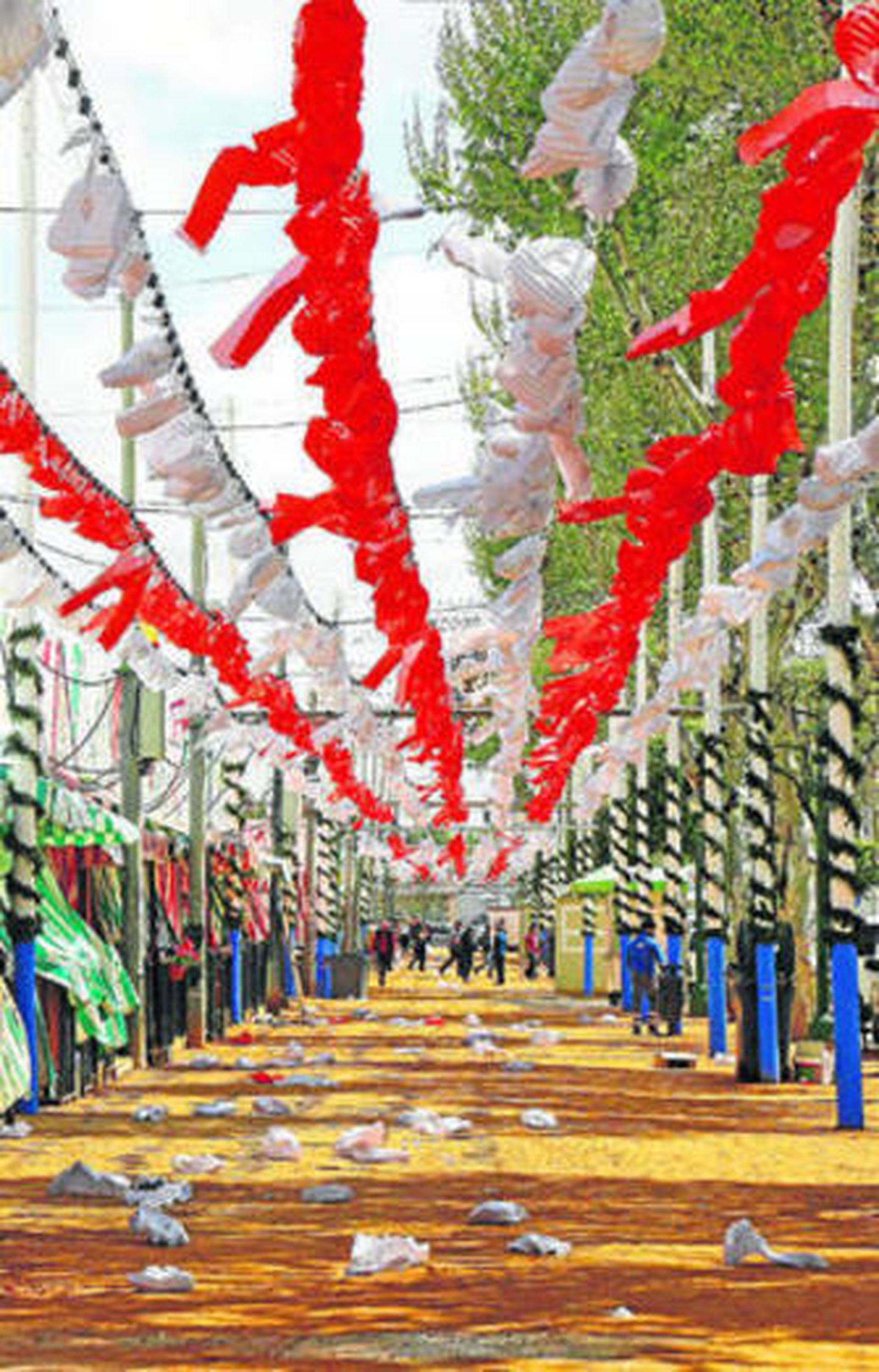 La lluvia de ayer destrozó los farolillos del real.