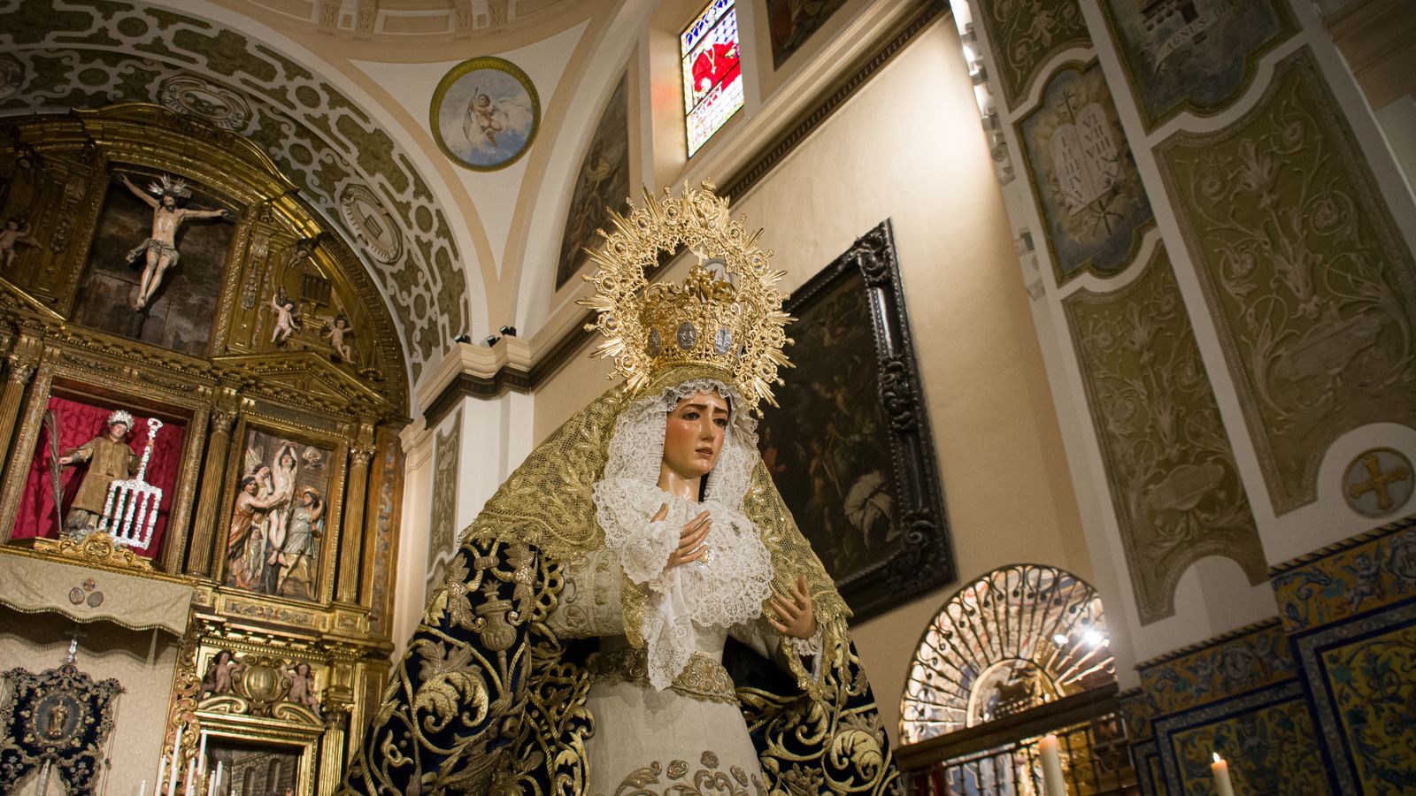 La Virgen del Dulce Nombre se encuentra en veneración en el altar mayor de San Lorenzo