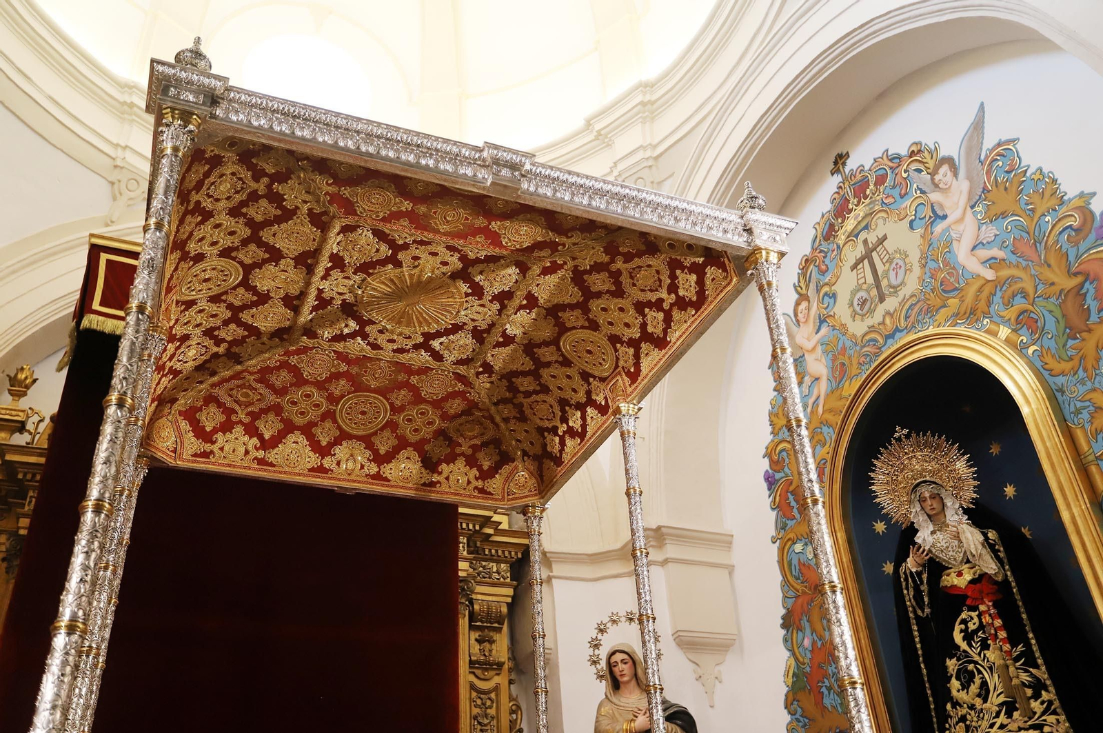 Imágenes de la Virgen del Rocío y sus nuevas andas