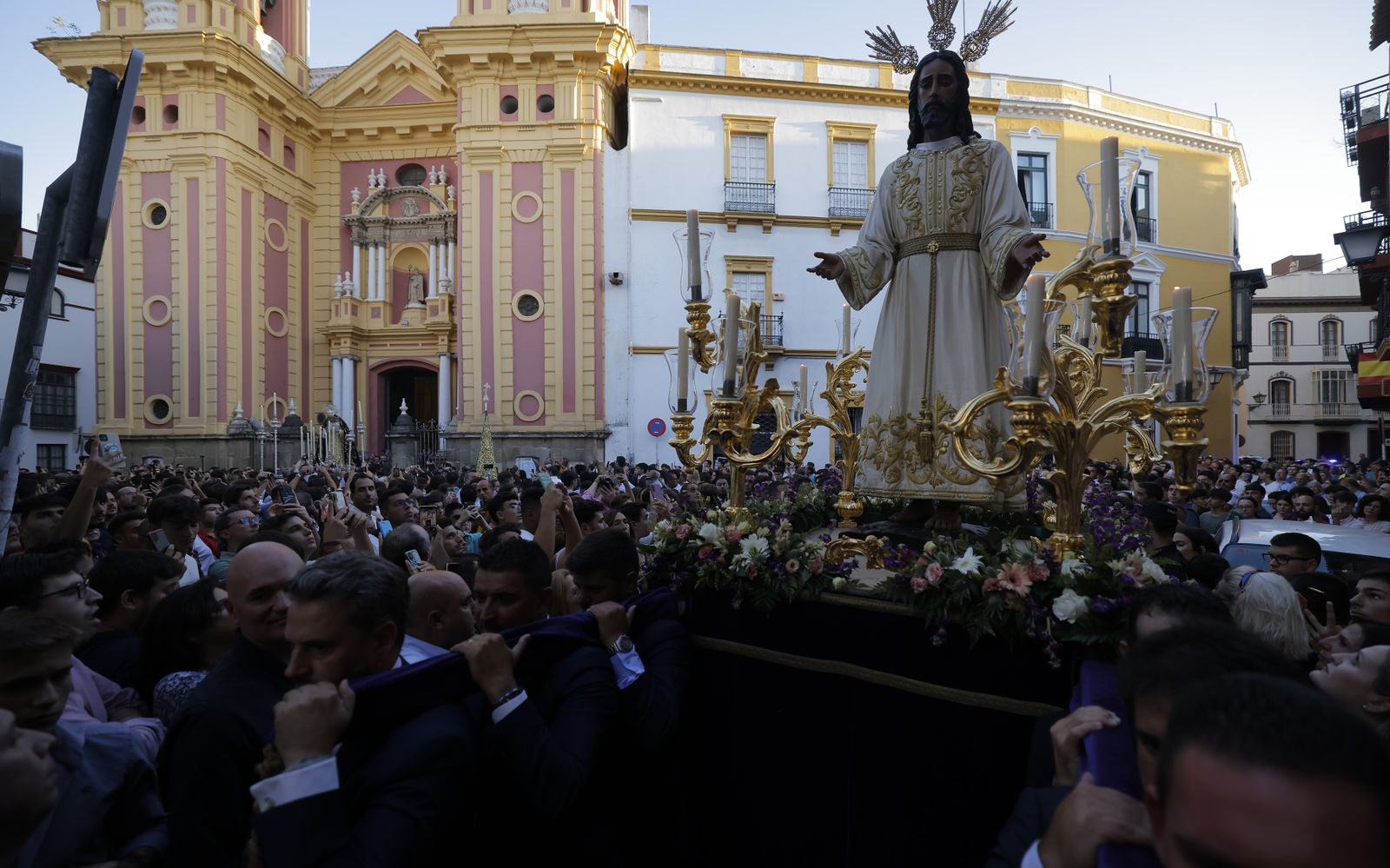 El traslado de los titulares de la Hermandad de la Redención a la iglesia de Santiago, en fotos