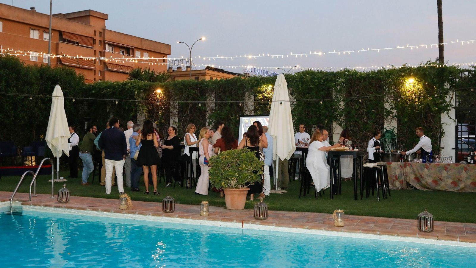 Presentación de la nueva carta del Restaurante Axares en la zona de la piscina del Hotel Oasis