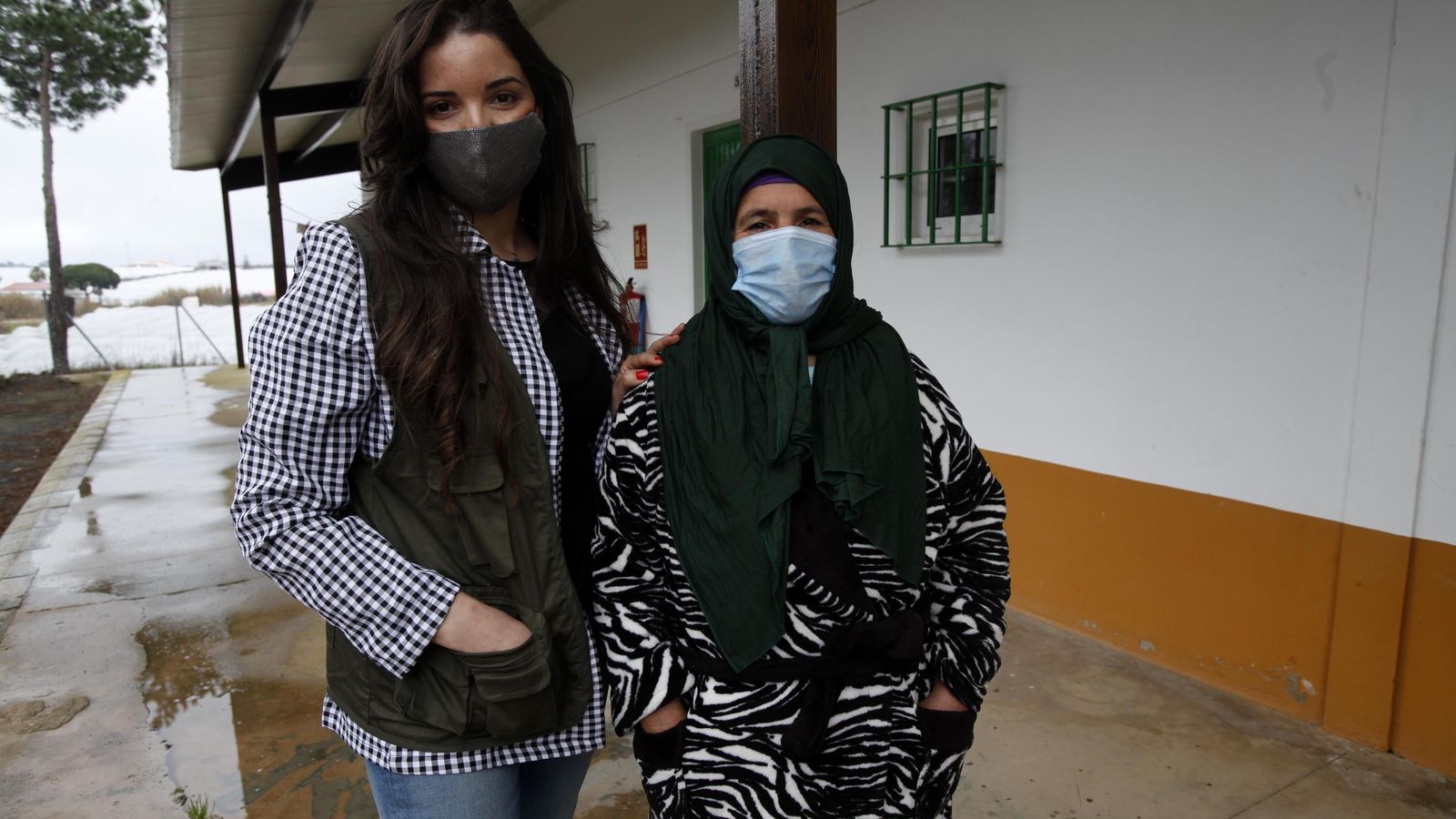 Aicha khetabi junto con una de las consultoras del Prelsi