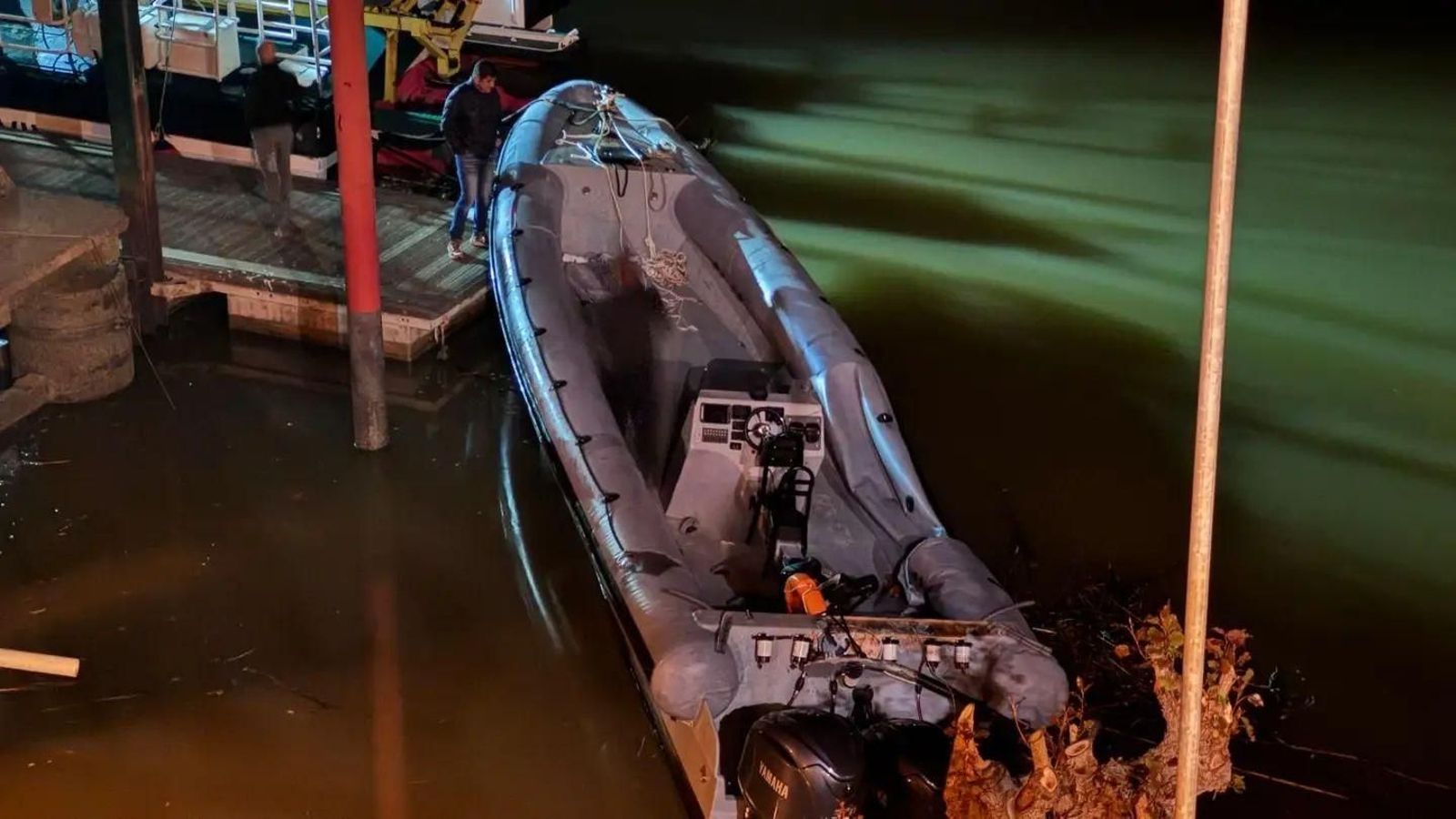 N DE NARCOLANCHAS. Las narcolanchas son cada vez más utilizadas por los narcotráficantes en muchos puntos de la costa andaluza, desde Huelva a Almería, e incluso han llegado hasta la ciudad de Sevilla por el río Guadalquivir, que se ha convertido en una especie de "autopista" de la droga. La última memoria de la Fiscalía advierte del aumento de la violencia -incluso con armas de guerra- que usan los narcos contra las fuerzas de seguridad.