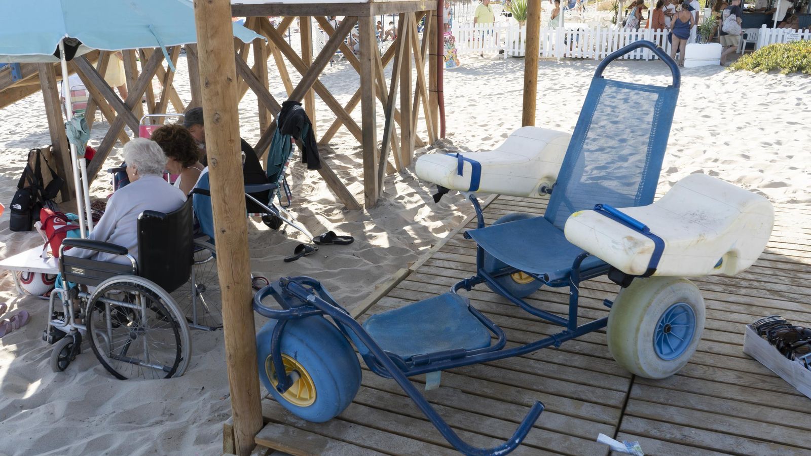 Silla anfibia disponible en uno de los puestos de las playas de Matalascañas. Silla anfibia disponible en uno de los puestos de las playas de Matalascañas.