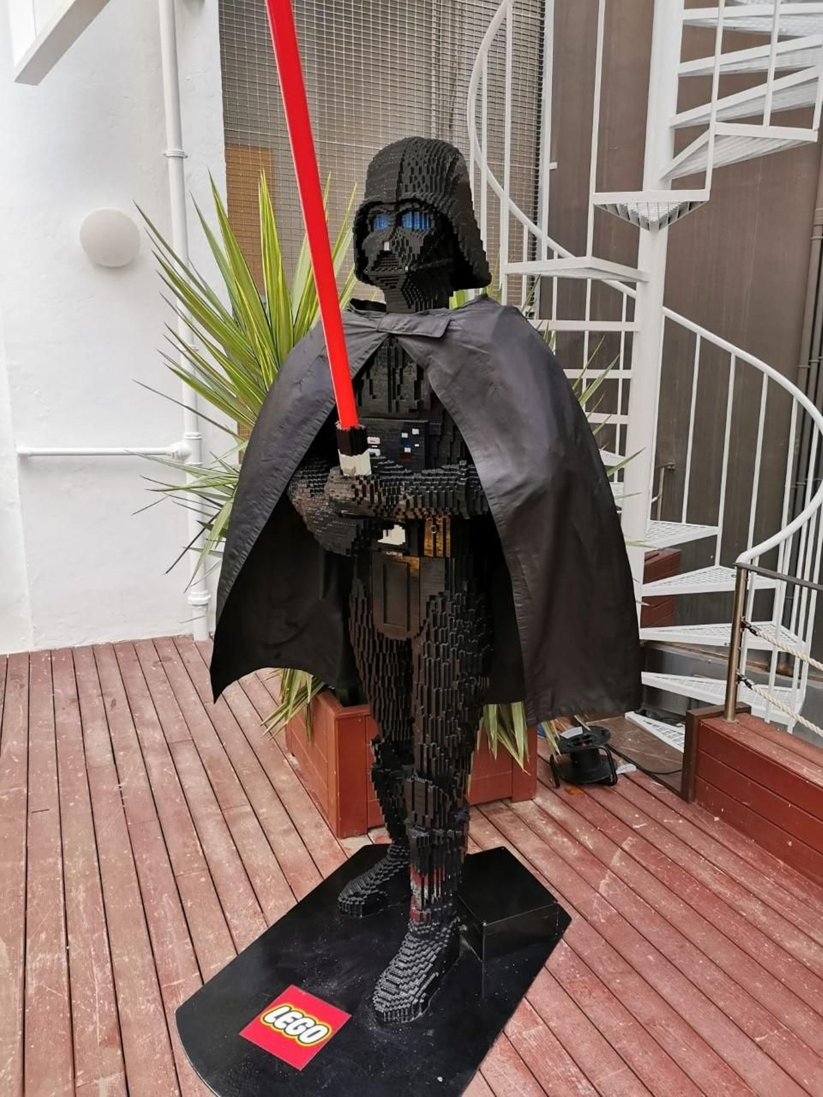 Una figura de Darth Vader hecha con figuras lego.