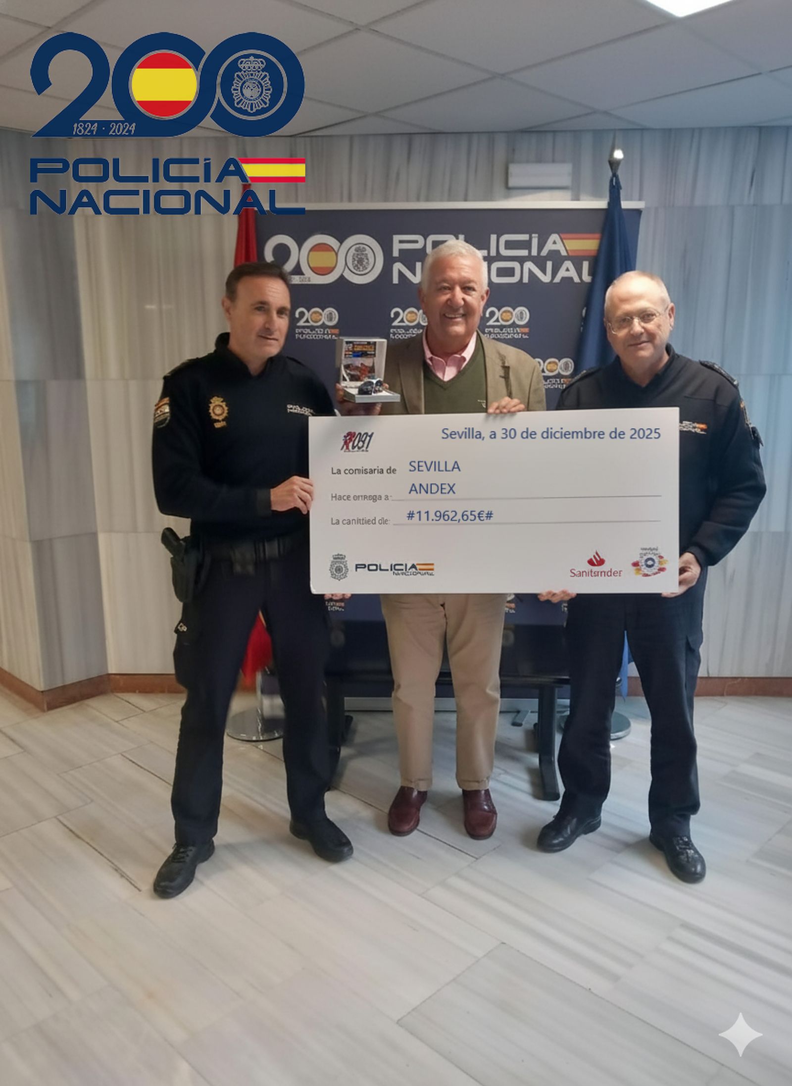 El acto de la entrega del cheque.