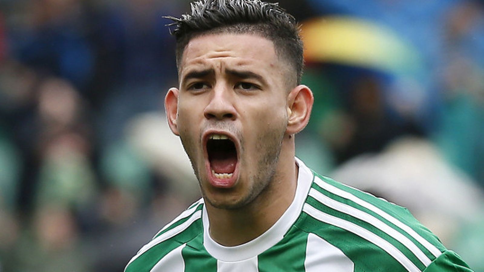 Sanabria celebra un gol con el Betis.