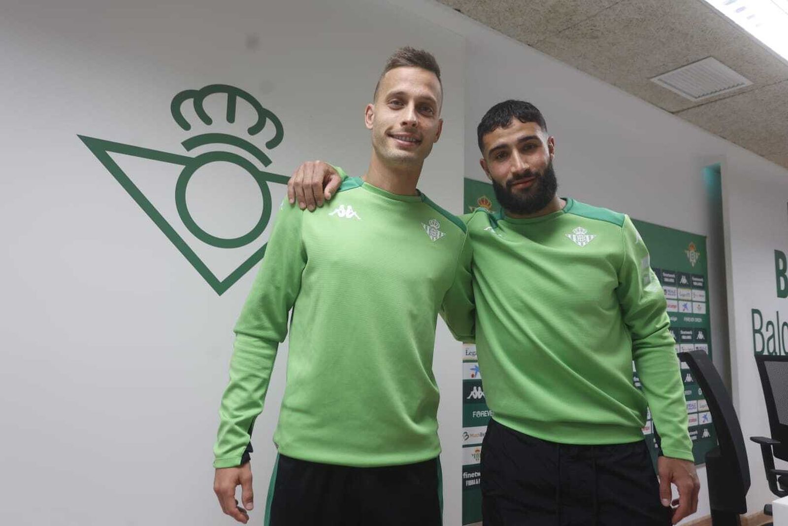 Sergio Canales posa junto a Nabil Fekir.