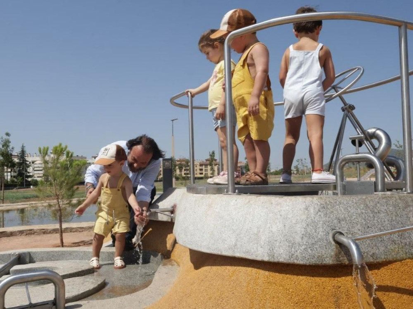 Un grupo de niños se divierte en el juego infantil de agua.