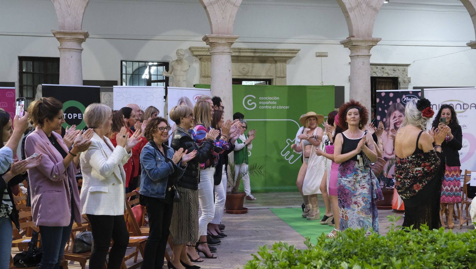 Imágenes del desfile benéfico contra el cáncer, en la Escuela de Artes de Almería