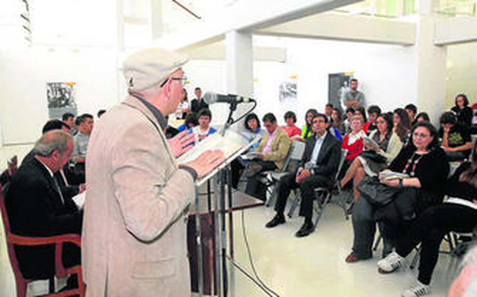Rafa Juárez fue uno de los lectores en el acto en la Biblioteca de Andalucía.