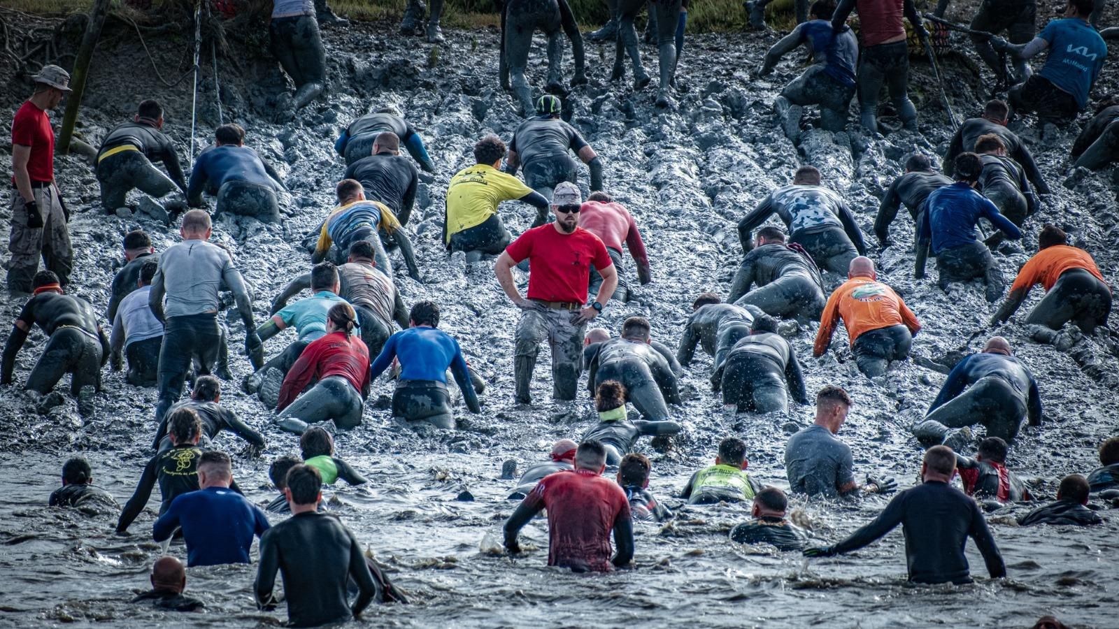 Los cruces del Caño 18 son el primer choque de realidad ante los dos kilómetros de fango finales.