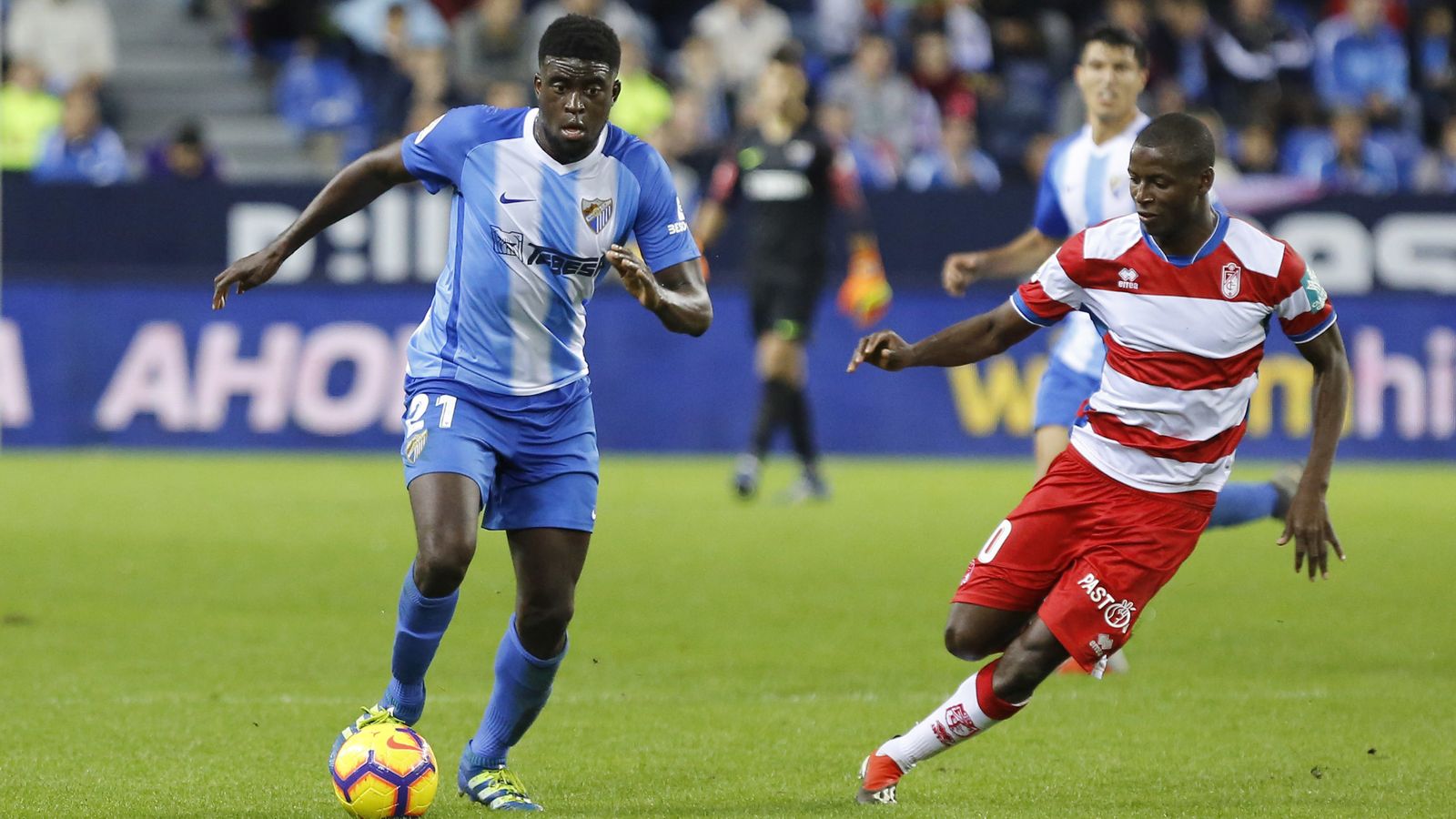 Adrián Ramos volvió a ser una referencia para sus compañeros en el partido del Granada en Málaga.