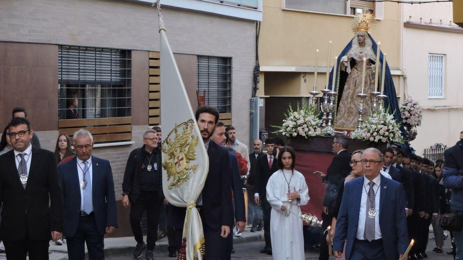 Rosario de la Virgen de la Trinidad por el barrio de Santa Isabel.
