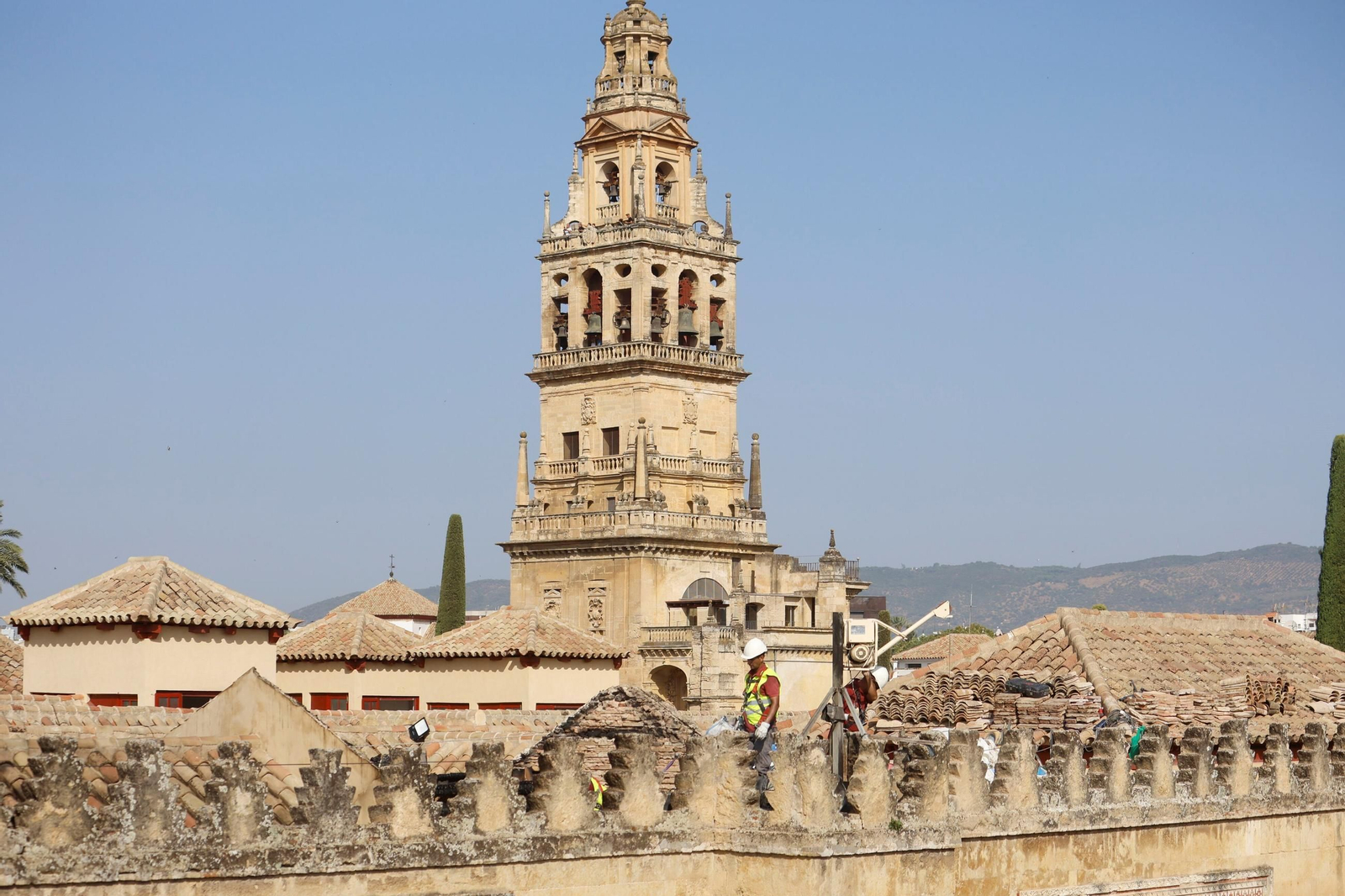 La visita del presidente de Icomos España a la Mezquita de Córdoba tras el incendio