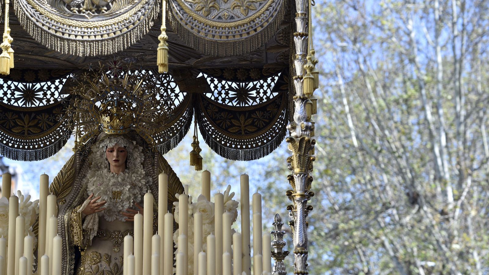 La Virgen de los Ángeles en su paso de palio.