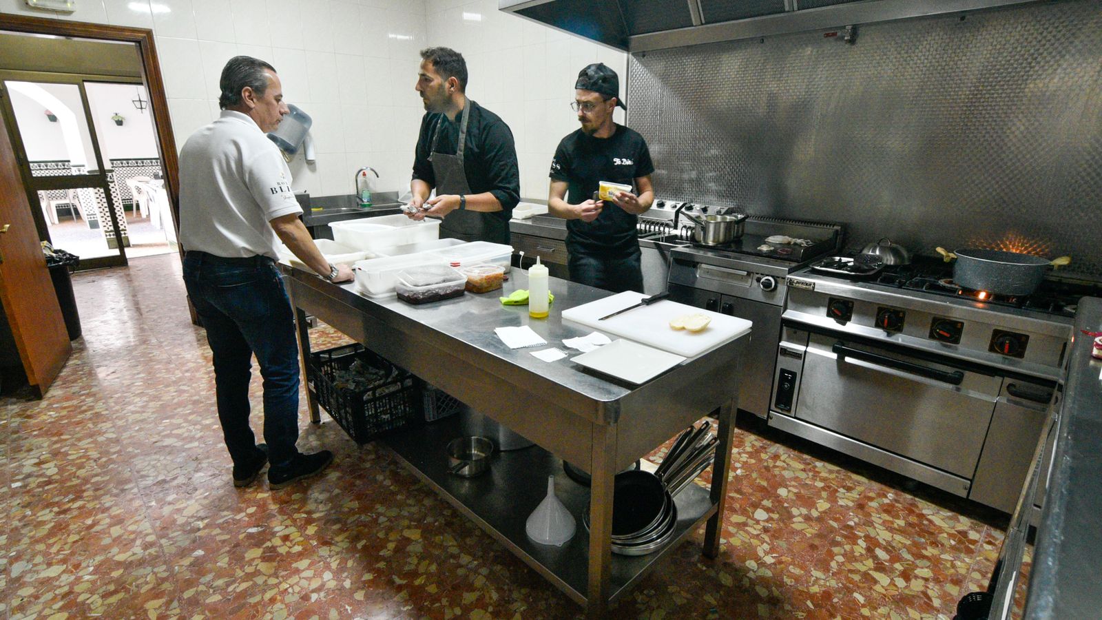 Las fotos del primer dia de reapertura del Bar 'Te dire' en Algeciras