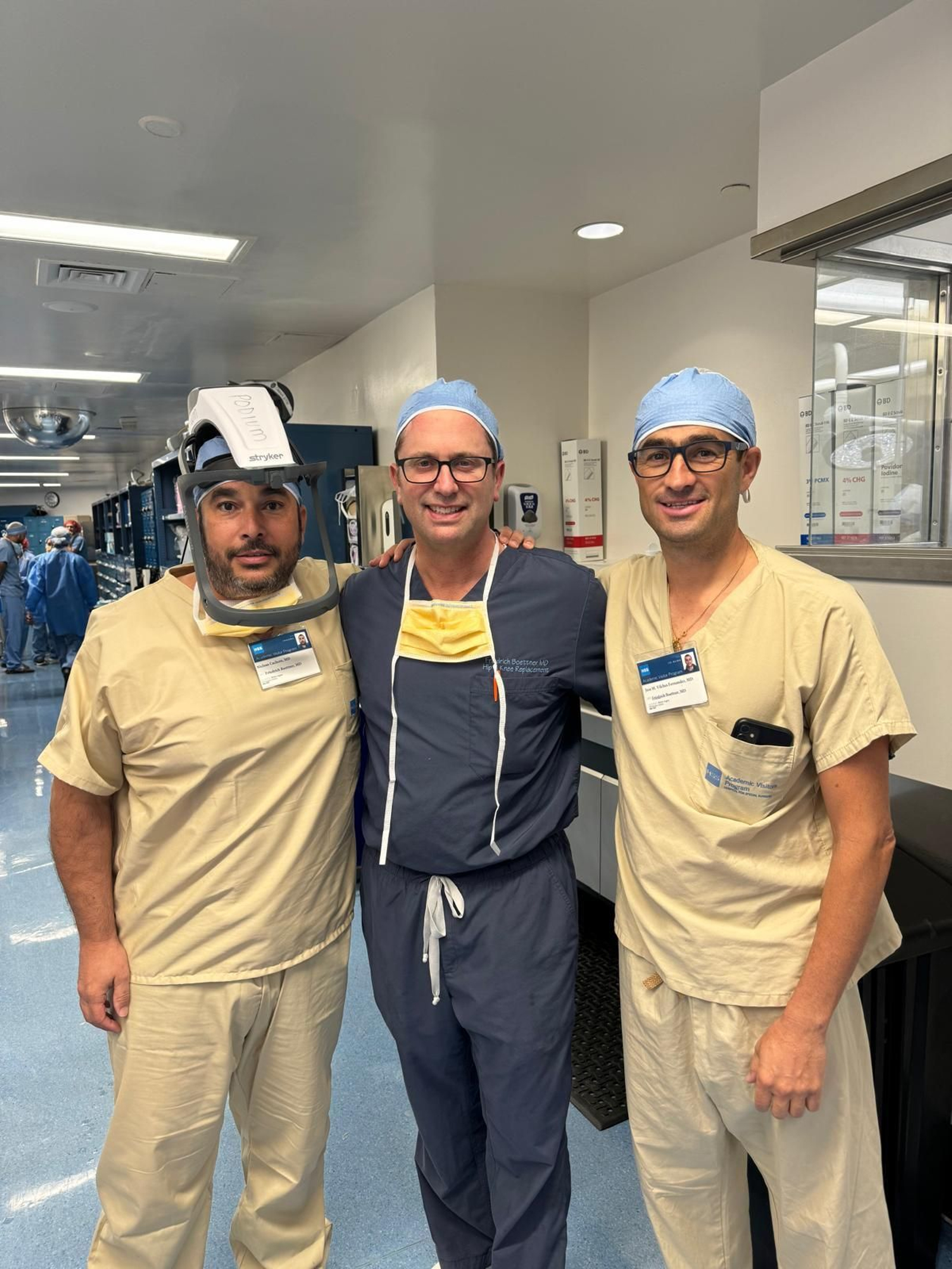 De izquierda a derecha, los doctores Cachero, Boettner y Vilches, en una de sus visitas al Hospital for Special Surgery, considerado el mejor hospital de ortopedia de Estados Unidos