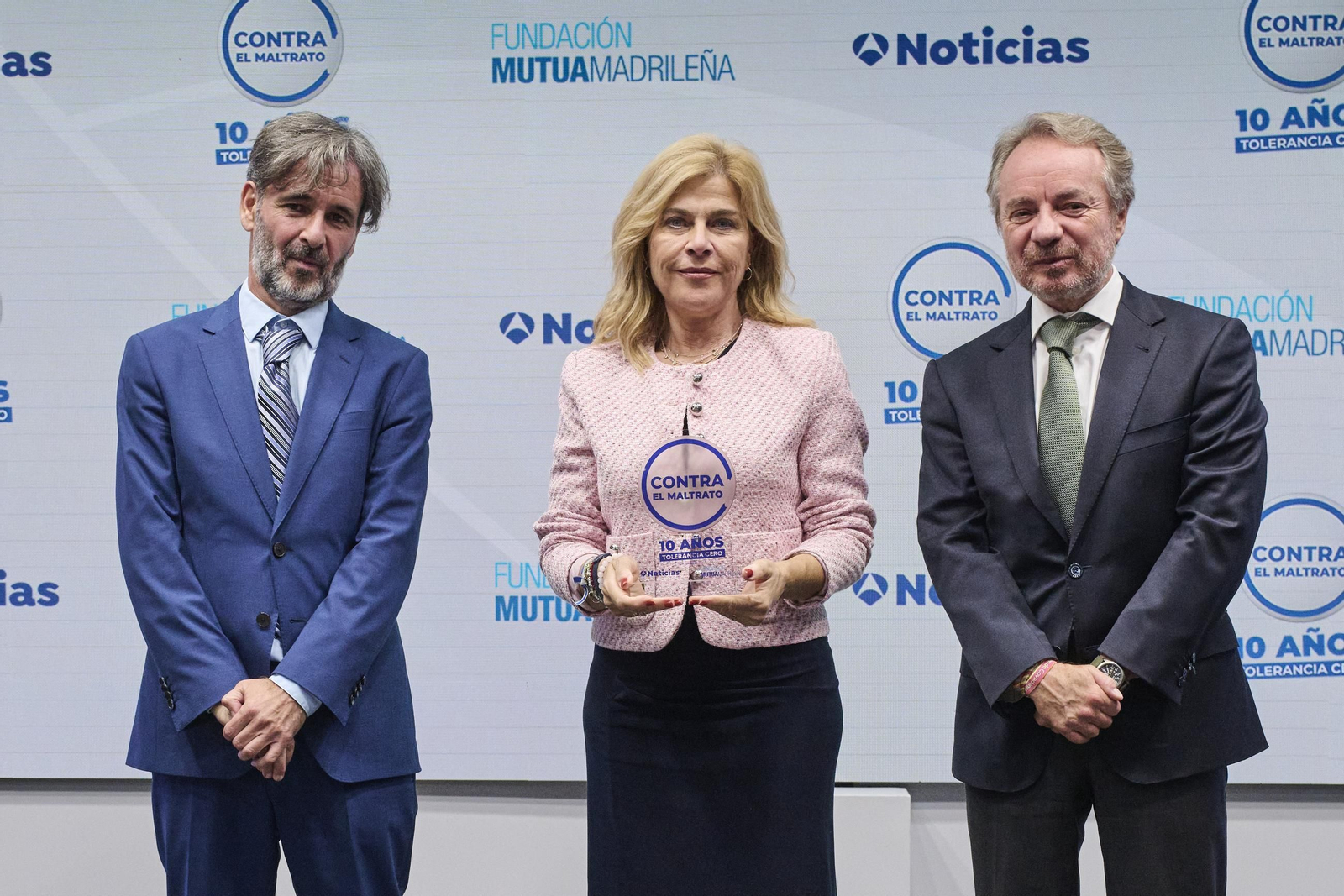 Paola Laynez, con el premio de  Antena 3