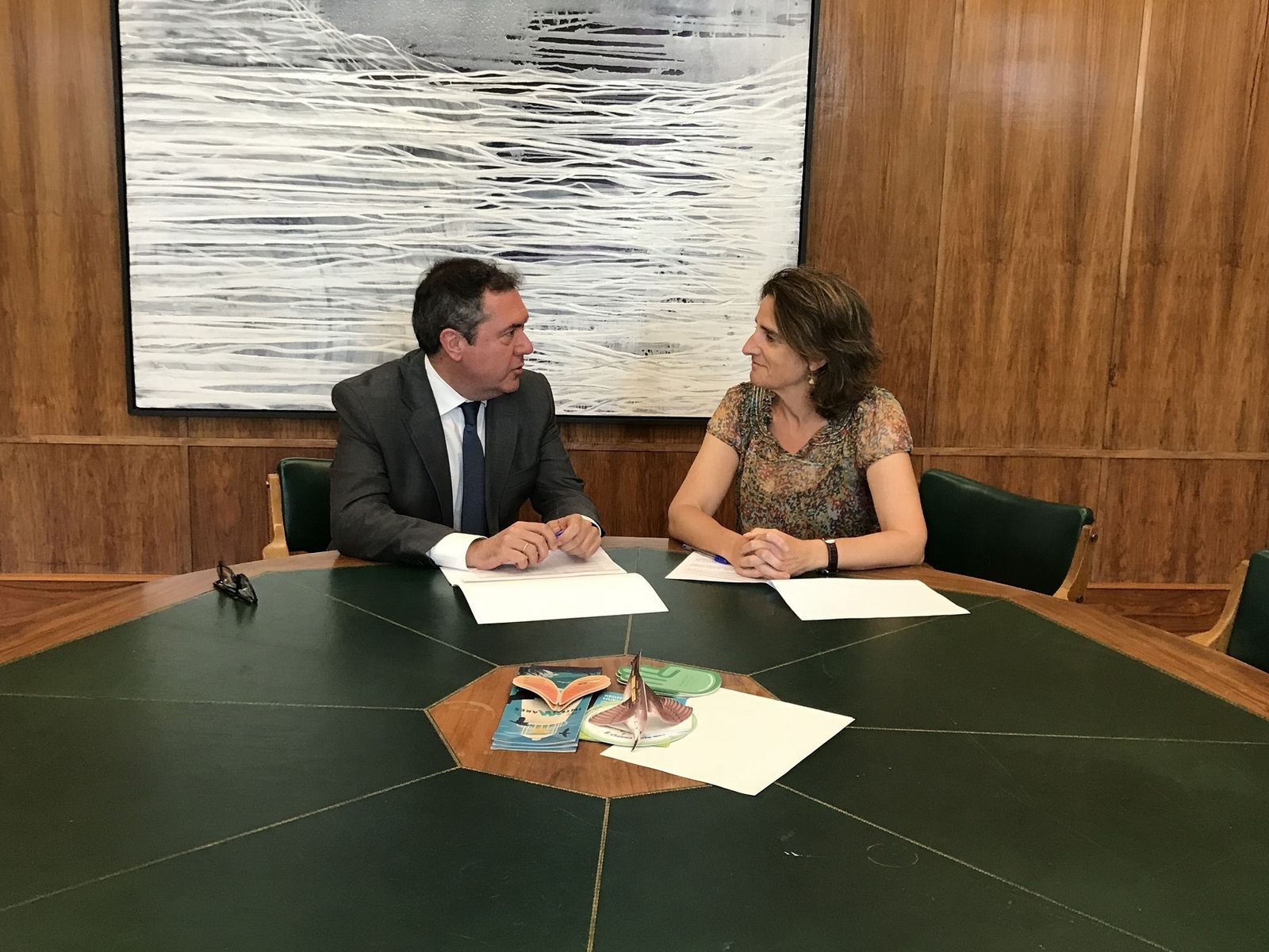 Espadas charla con Ribera durante su reunión en el Ministerio para la Transición Ecológica.