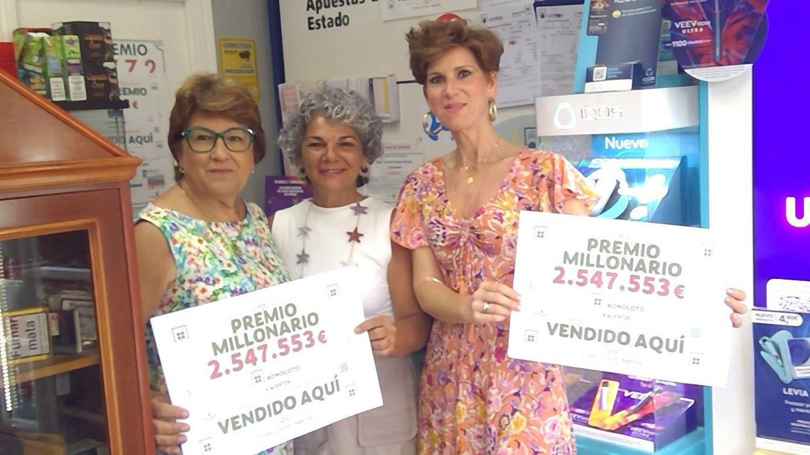 Las gestoras del establecimiento donde se selló el boleto ganador.