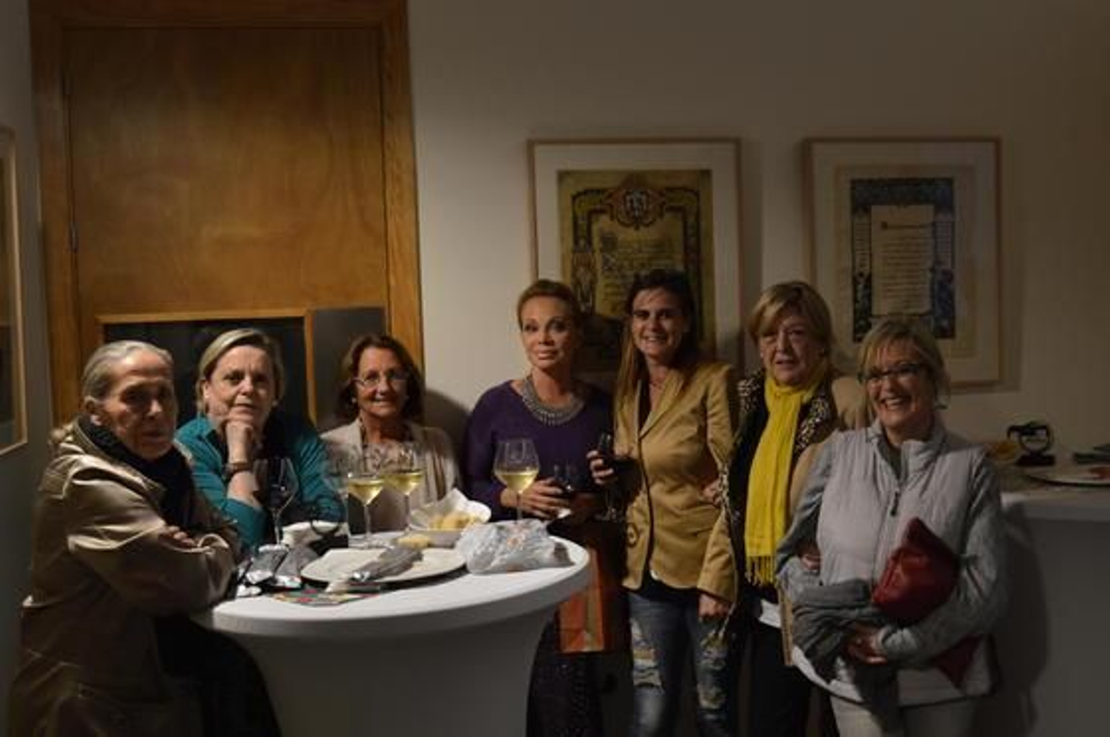 Paqui y Charo Maira, Patro López, Paloma San Basilio, Pelu y Peque Maira y Cristina Lamet, tras finalizar el acto de presentación del libro.

Foto: Ignacio Casas de Ciria