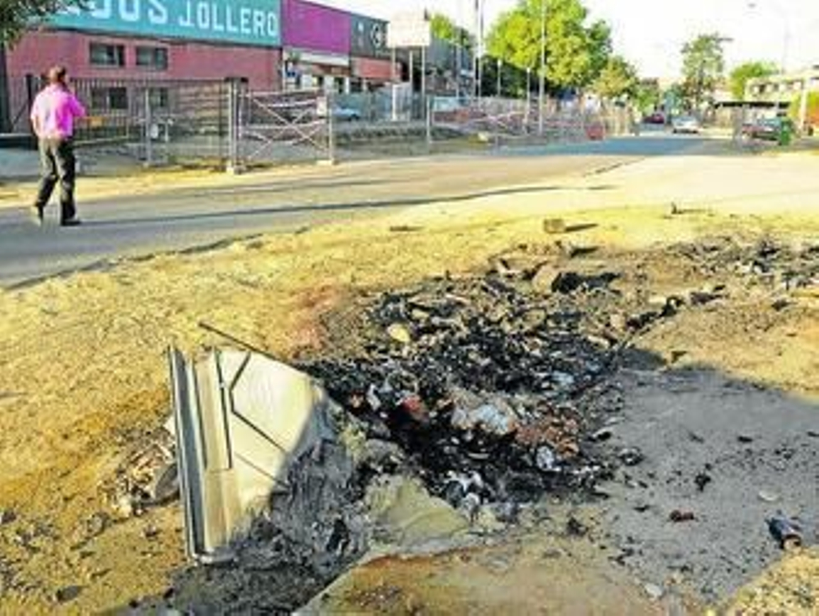 Los restos de un contenedor en el polígono Calonge. Los restos de un contenedor en el polígono Calonge.