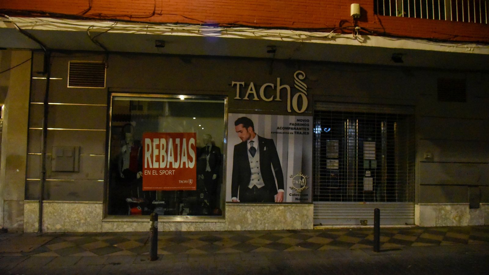 Fotos de edificios públicos y escaparates apagados en Algeciras por el plan de ahorro energético