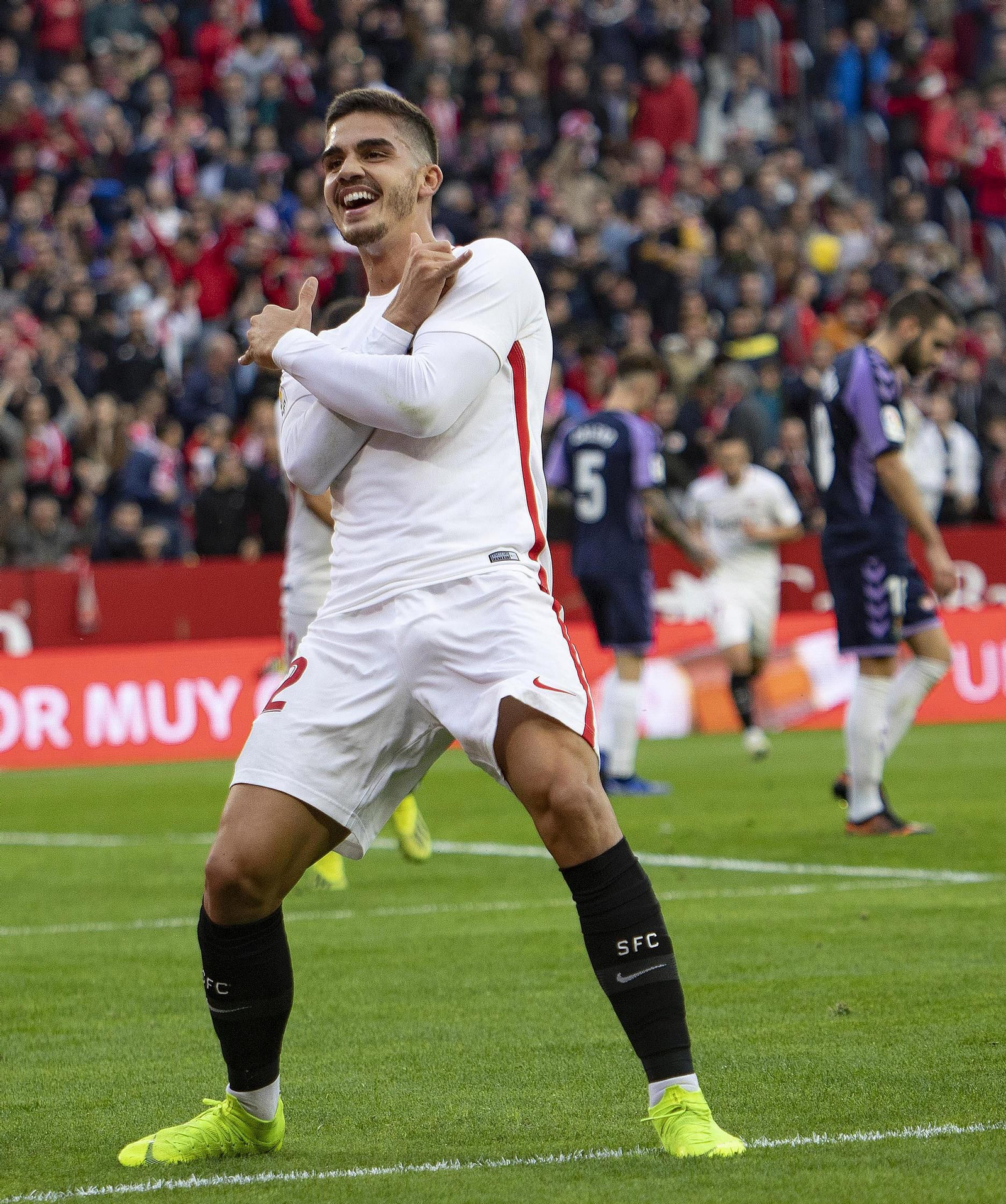 Andre Silva celebra su tanto.