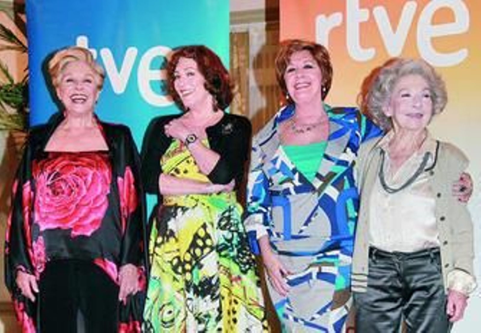 Carmen Maura y Alicia Hermida, junto a Lola Herrera y Concha Velasco, en la presentación de 'Las chicas de oro'.