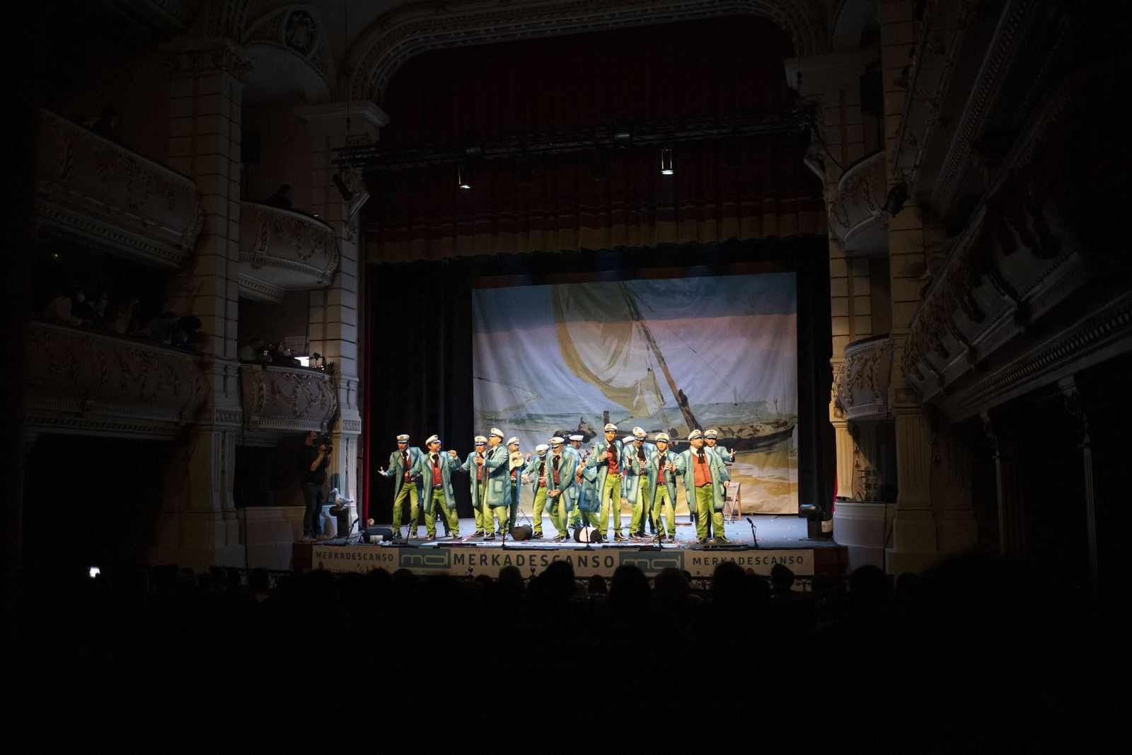 Imágenes de la actuación de la comparsa de Punta Umbría 'El último romántico' en el Carnaval Colombino