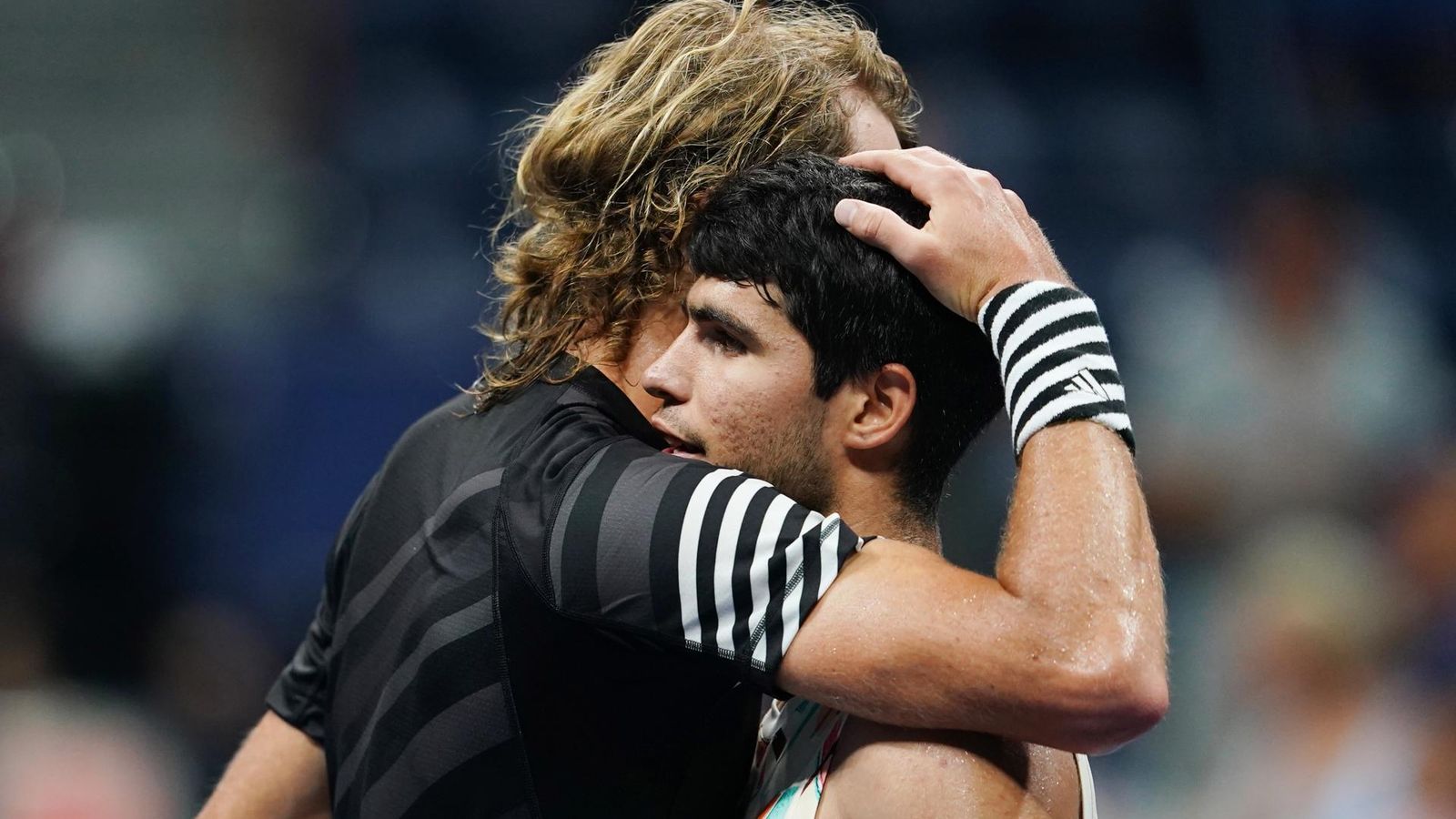 Zverev felicita a Alcaraz tras su triunfo.
