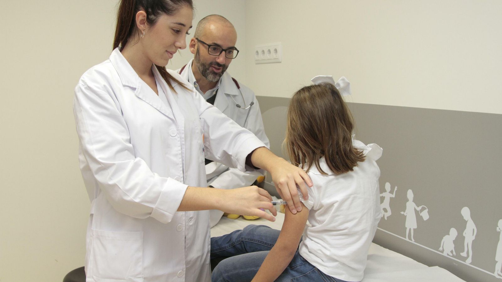 Una niña vacunándose.