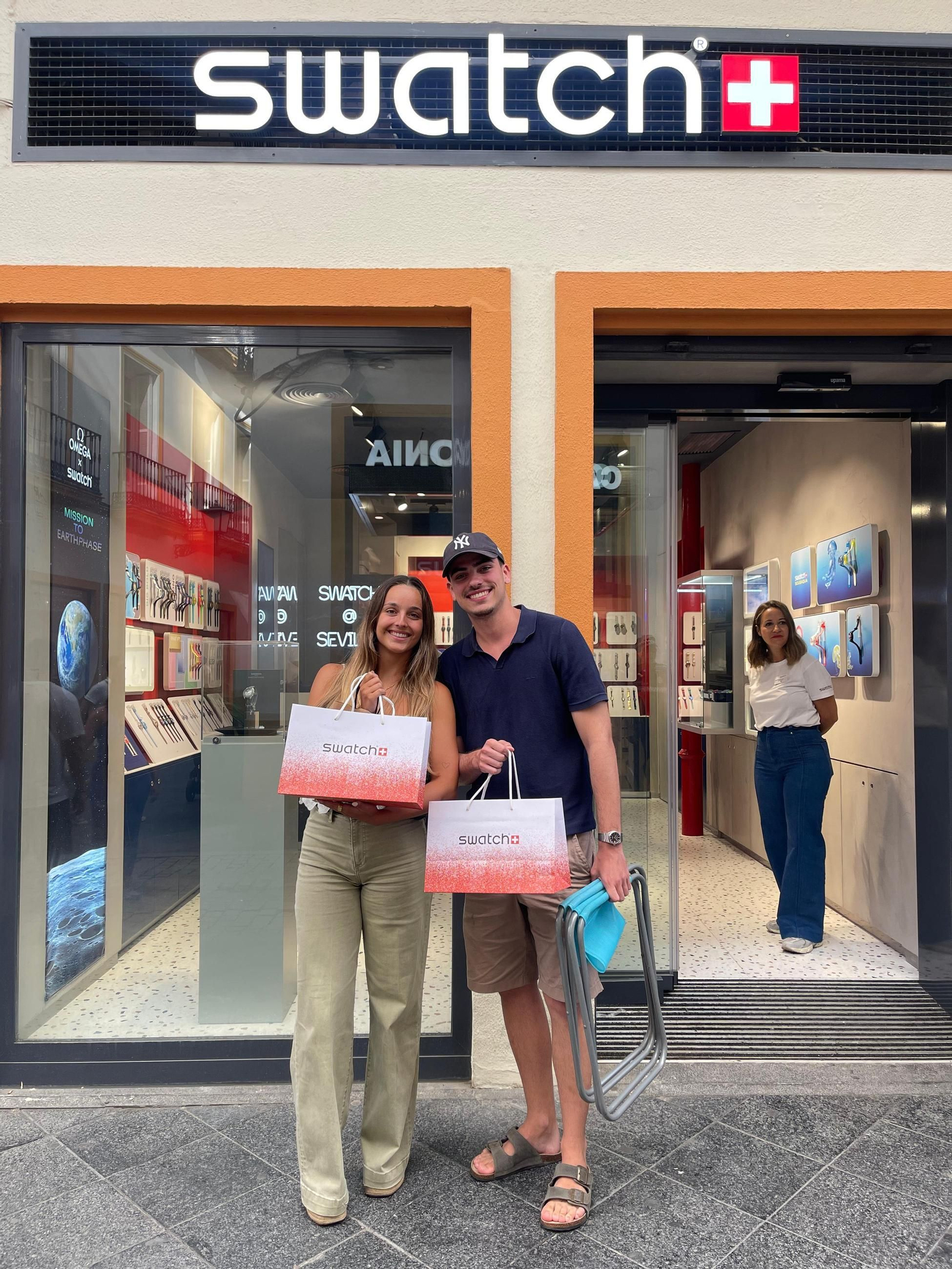 Furor por el último modelo de Swatch en Sevilla