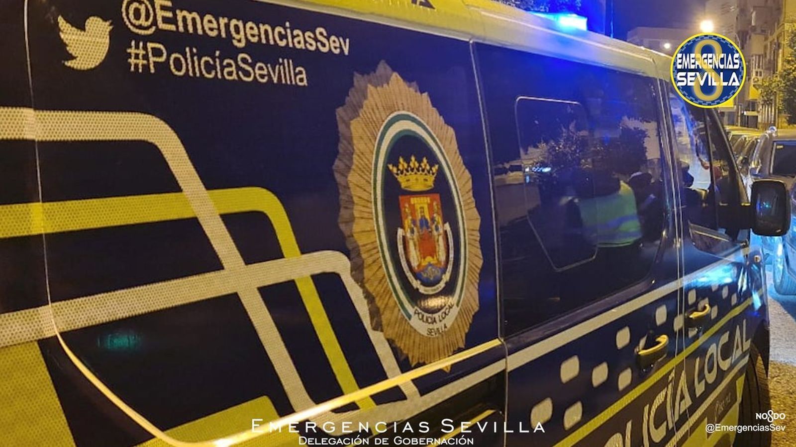 Un furgón de la Policía Local, durante la intervención.