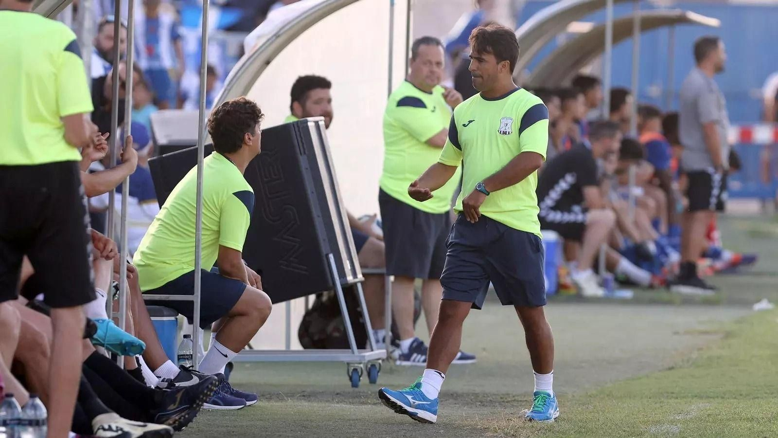José Manuel Mena, entrenador del Jerez Industrial, volverá a hacer pruebas frente a la Lebrijana.