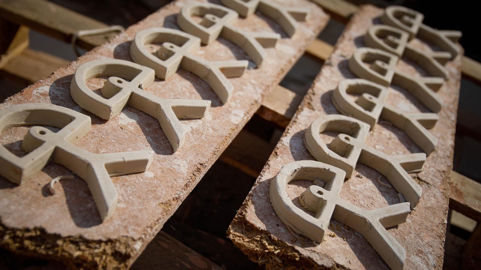 Indalos de Almería que preparan en los hornos de Alfarería Robles para estos días