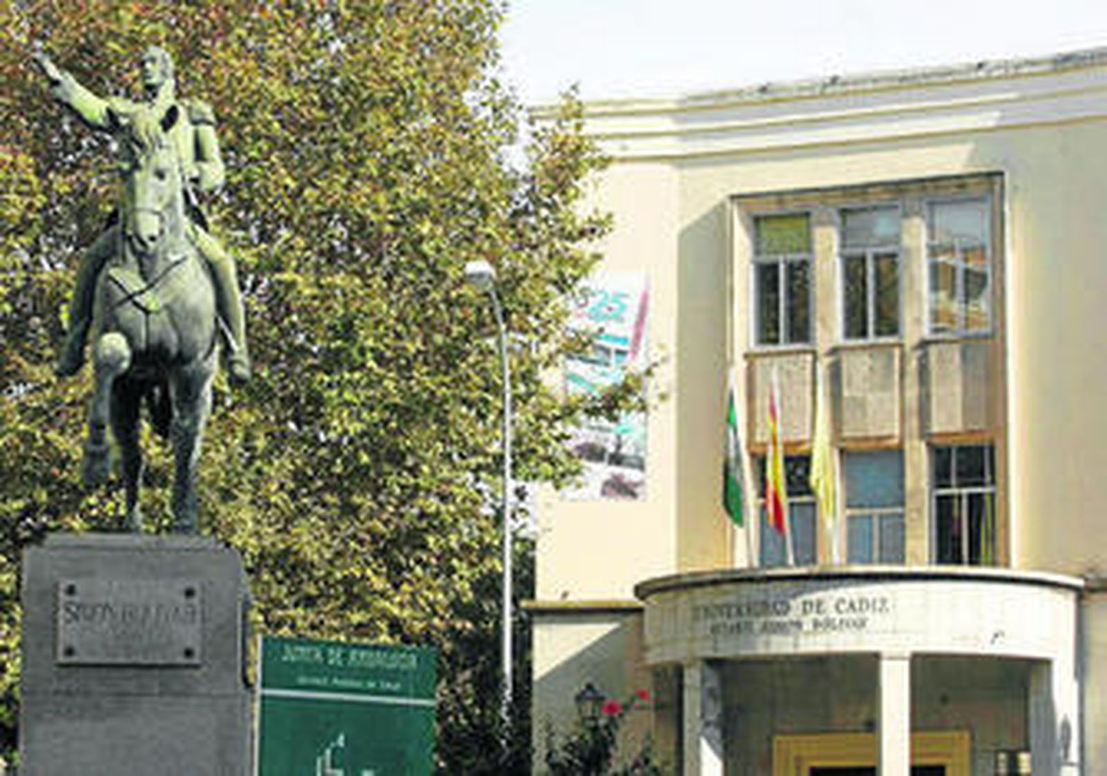 El Aulario Simón Bolívar fue el único edificio que la UCA dejó abierto durante el mes de agosto de 2012 en el campus de Cádiz.