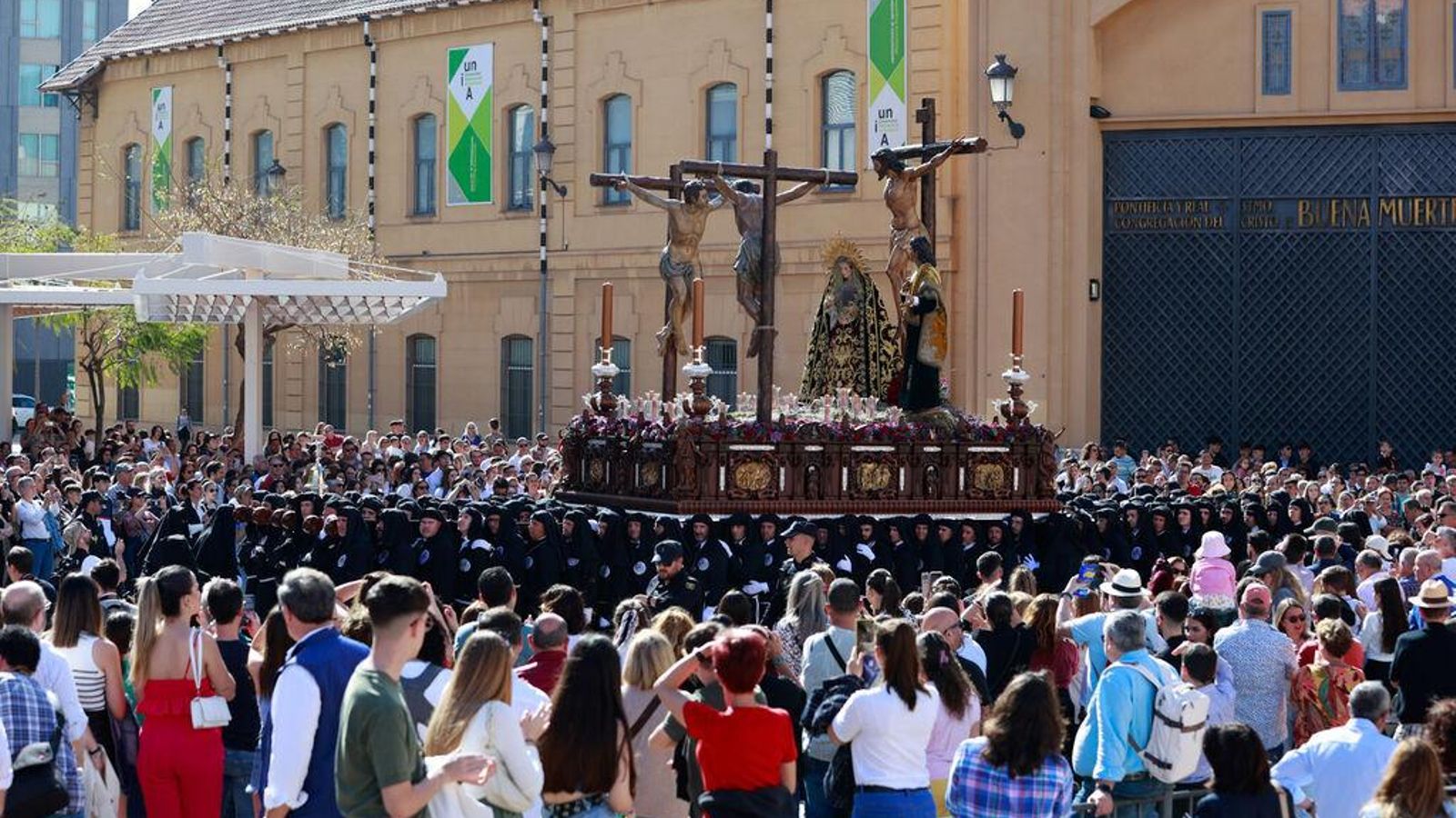 Dolores del Puente en su salida desde la iglesia de Santo Domingo.