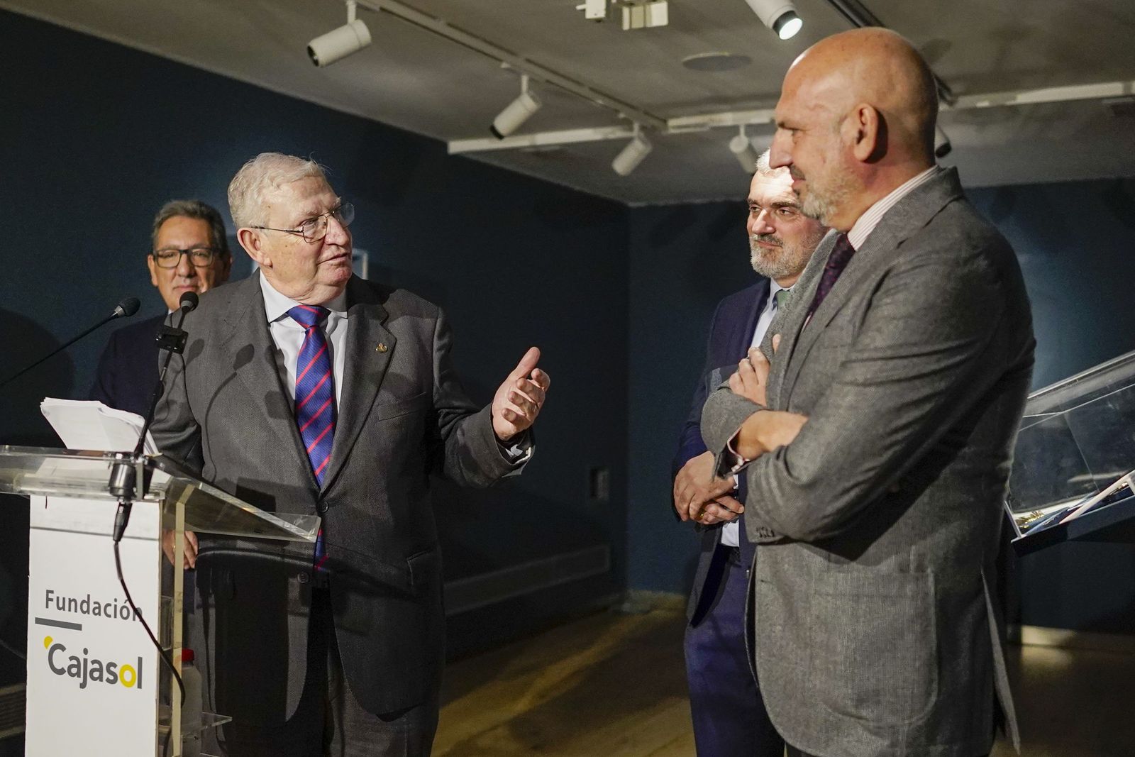 La inauguración de la exposición de Cayetano Gonzalez en Fundación Cajasol, todas las fotos