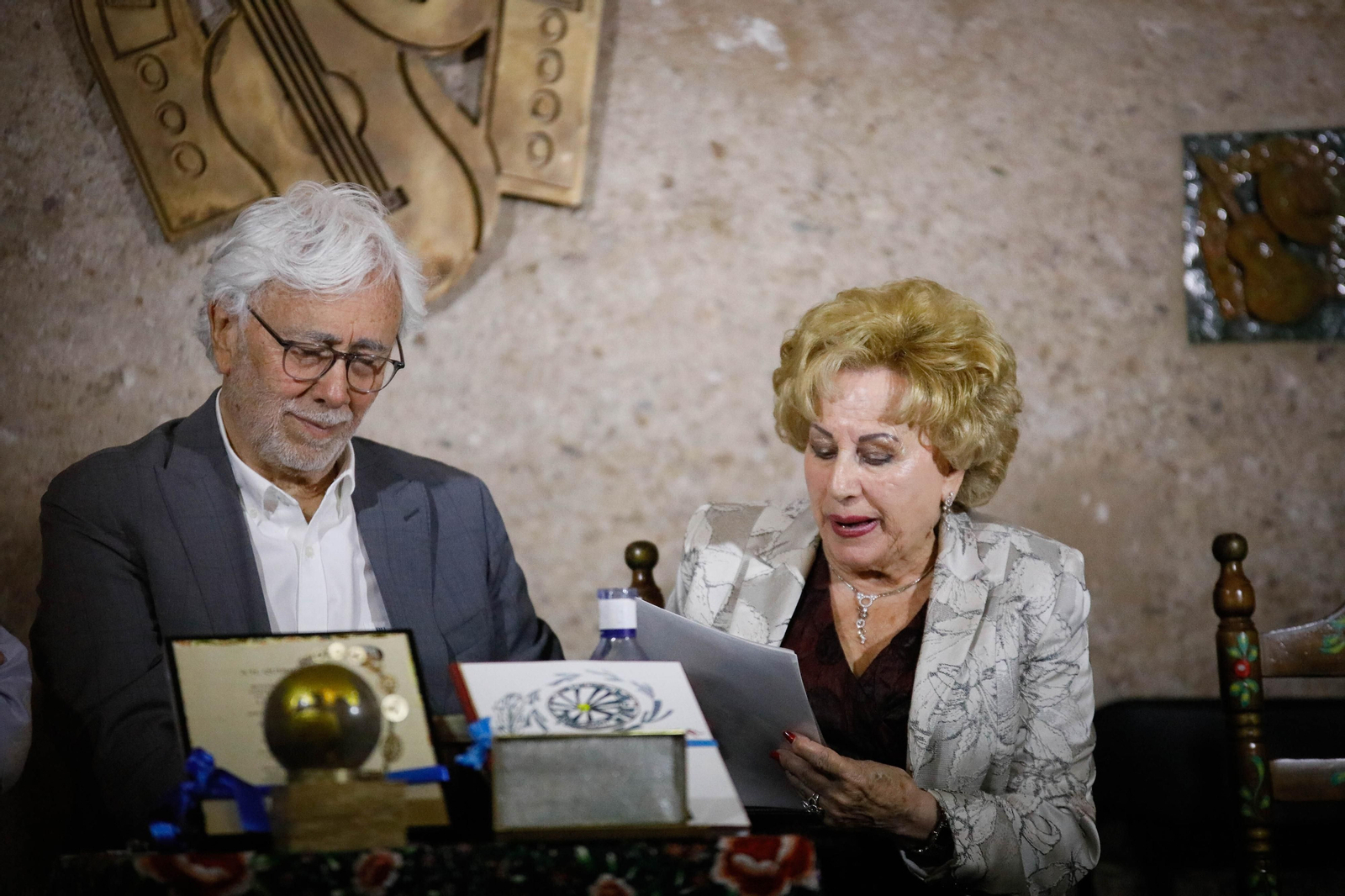 Entrega de Anagrama de Oro y Brillantes de la Ciudad de Almería a Andrés Caparrós en imágeness