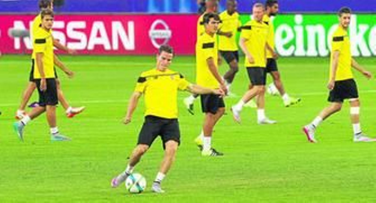 Gameiro, que será la referencia atacante del Sevilla, golpea el balón ante la mirada de Denis Suárez, Cotán y Escudero en el Boris Paichadze Dinamo Arena.