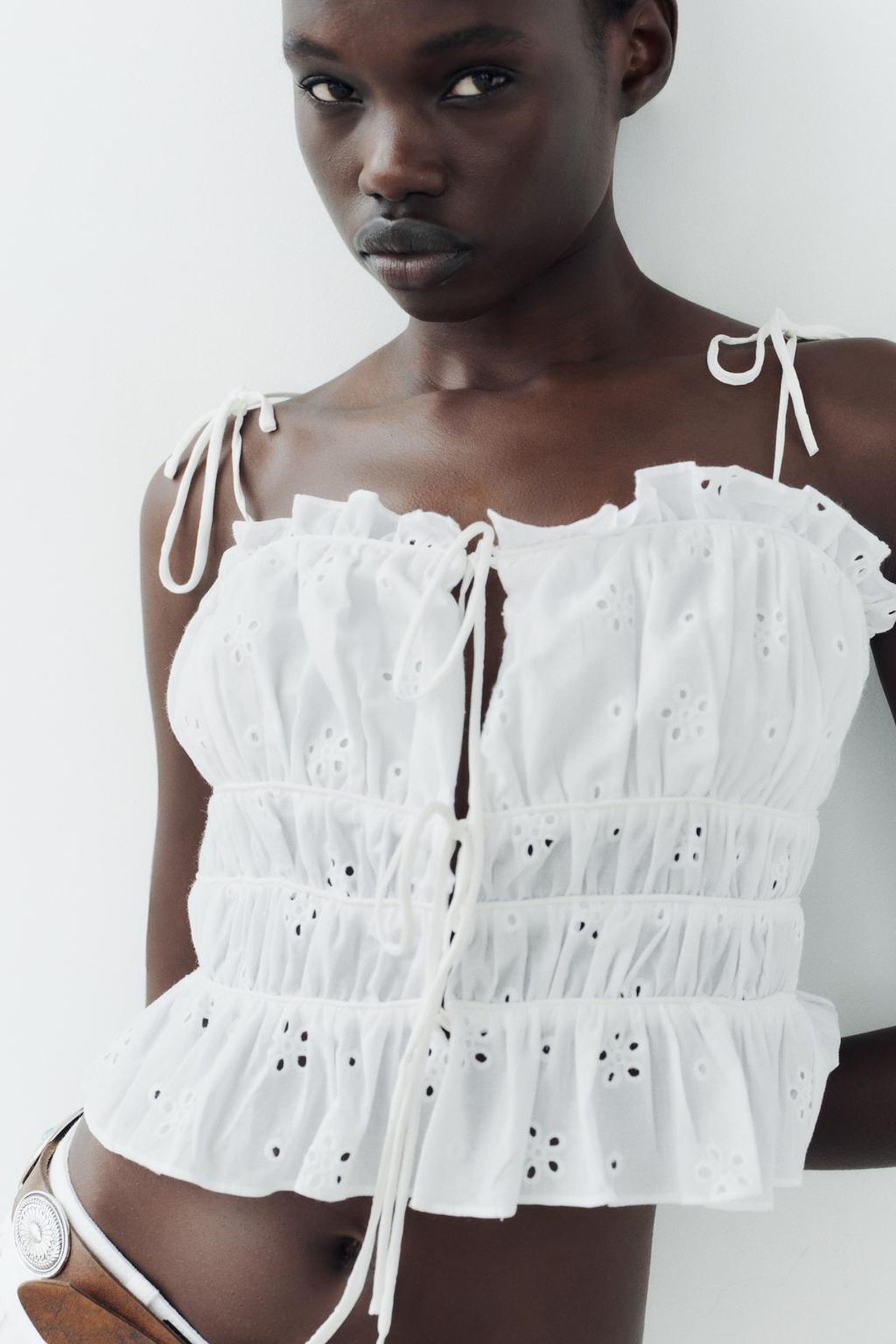 BLUSA BLANCA LAZOS ROMÁNTICA