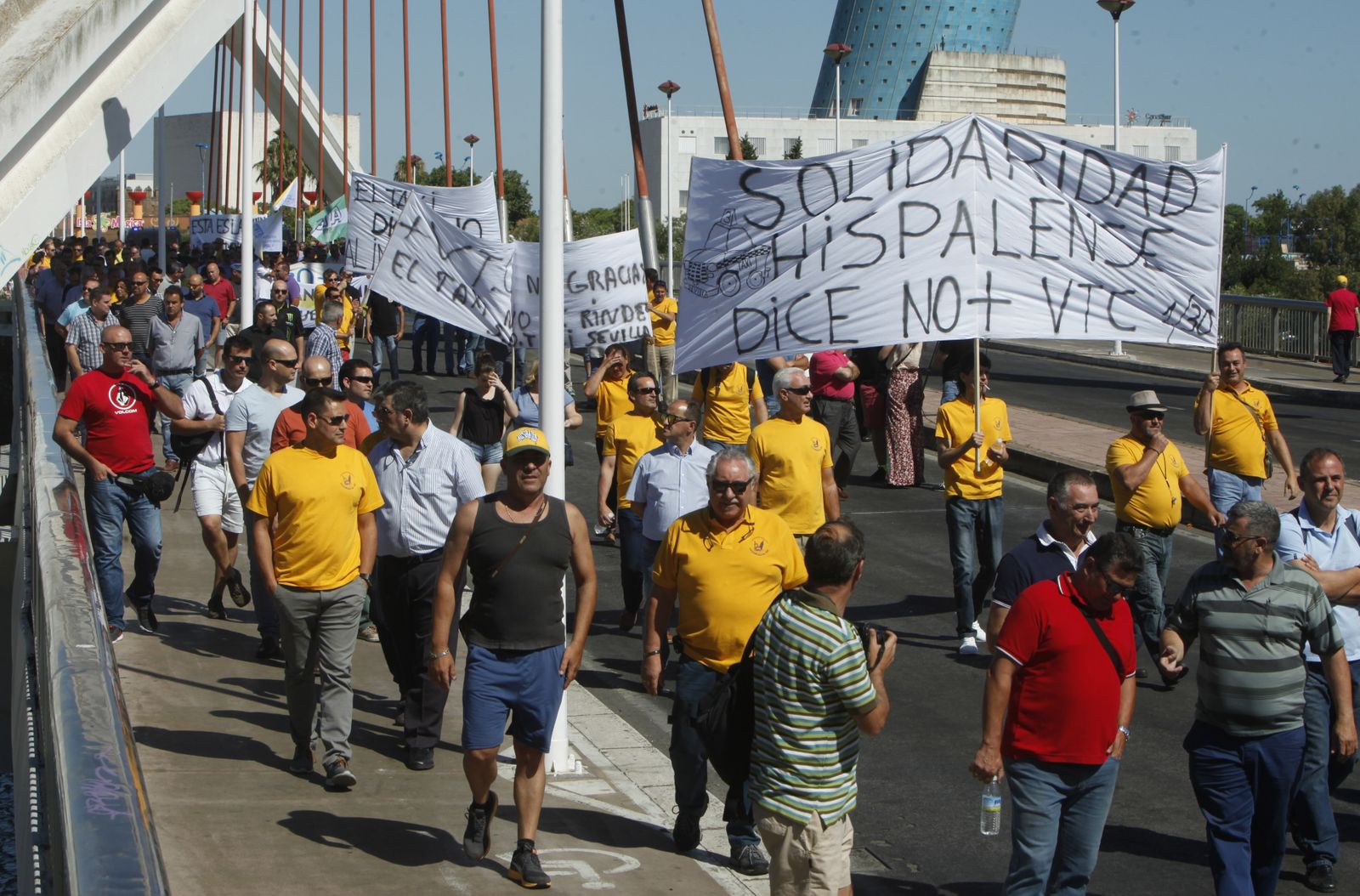 Manifestación de taxistas el pasado 23 de junio por el puente de la Barqueta.